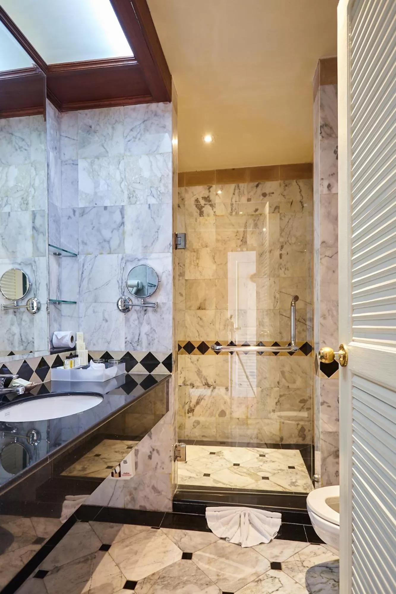 Shower in Kalanan Riverside Resort