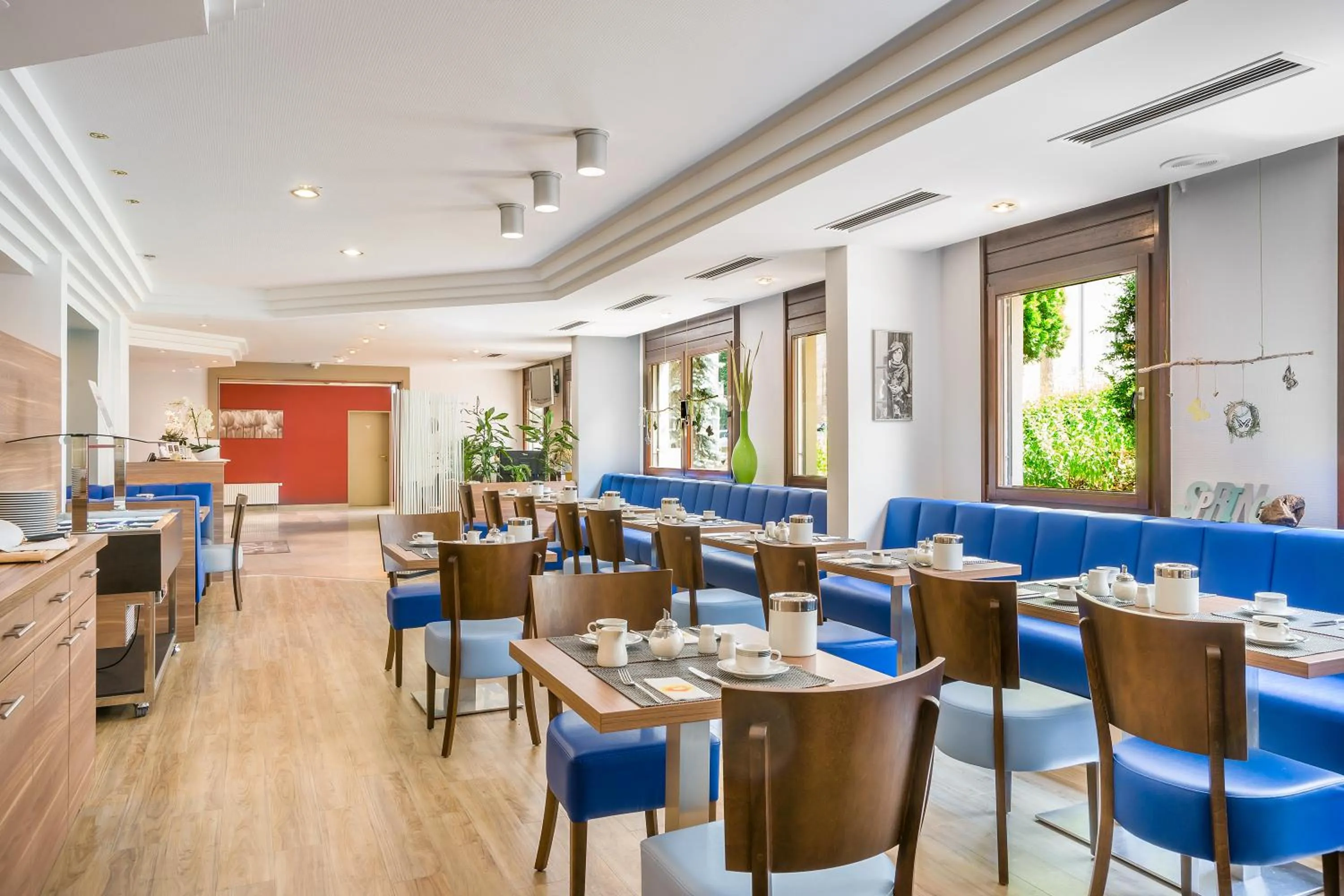 Restaurant/places to eat in Hotel Rega Stuttgart