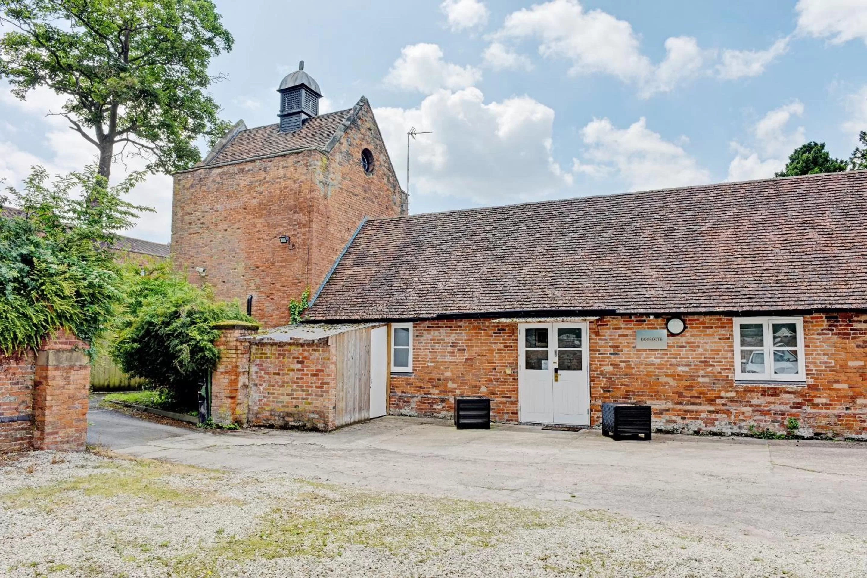 Facade/entrance, Property Building in OYO Dovecote Hotel