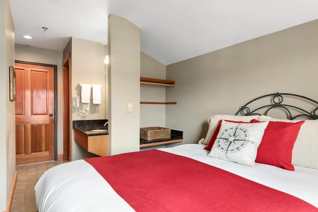 Bed in La Conner Channel Lodge