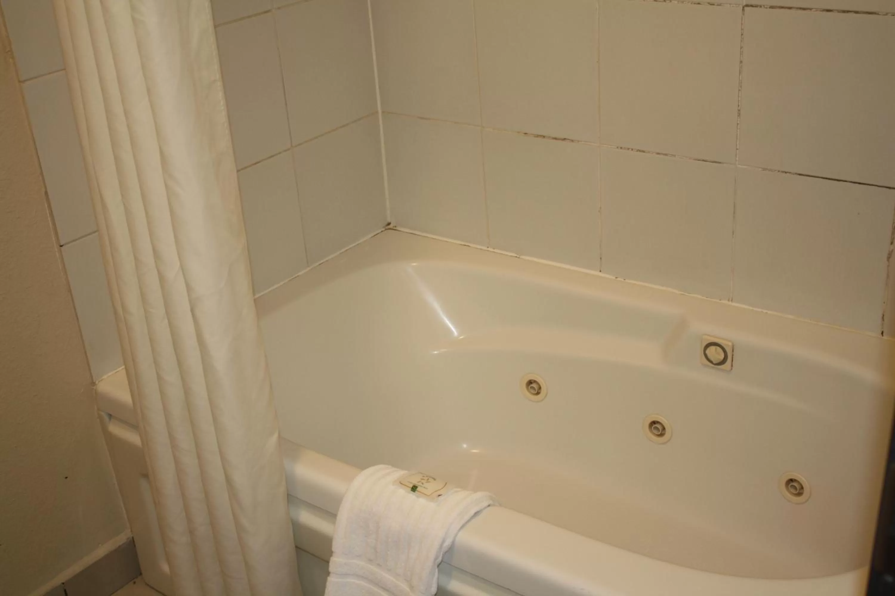 Bath in Quality Inn & Suites Wichita Falls I-44