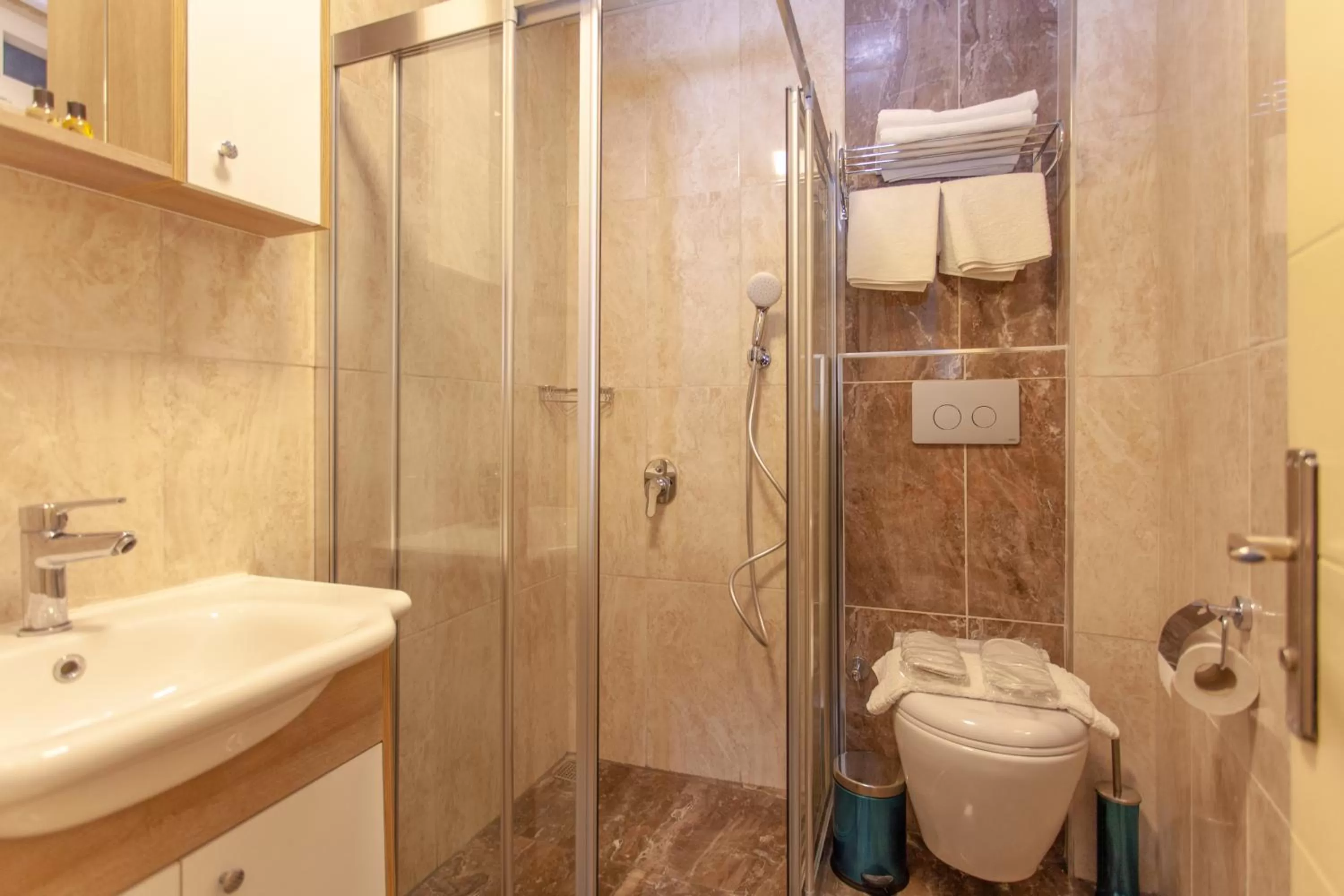 Shower in Ozmen Hotel Old Town Kaleiçi