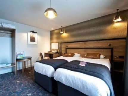 Shower, Bed in The Saltoun Inn