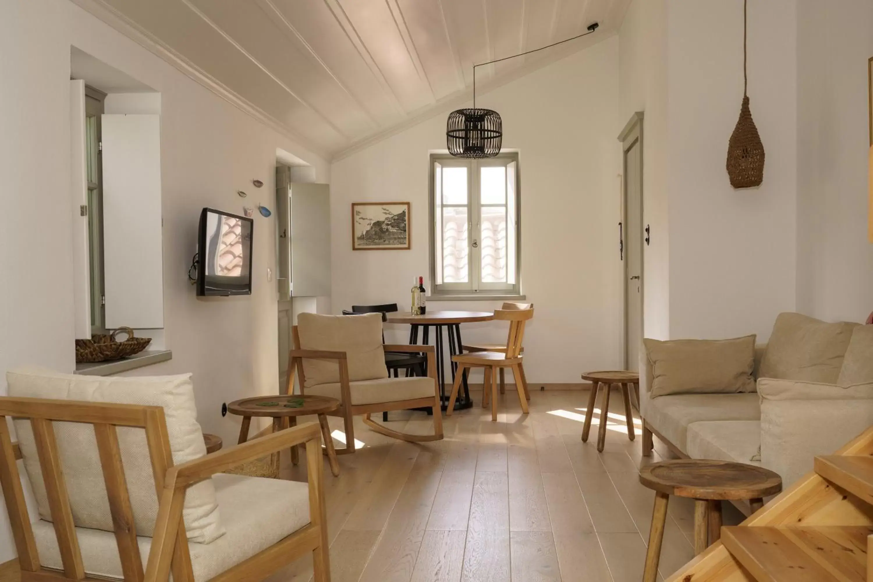 Seating Area in LIVIN HYDRA Suite 2 Seating Area in LIVIN HYDRA Suite 2