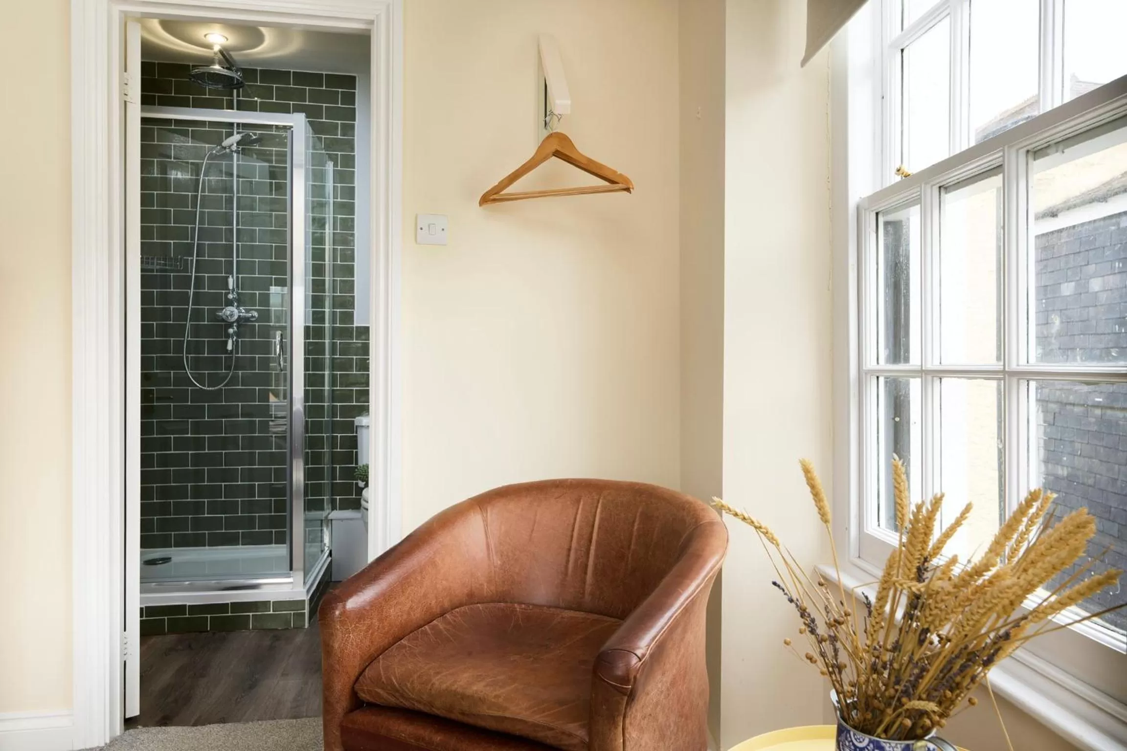 Bathroom, Seating Area in The White Hart Hotel