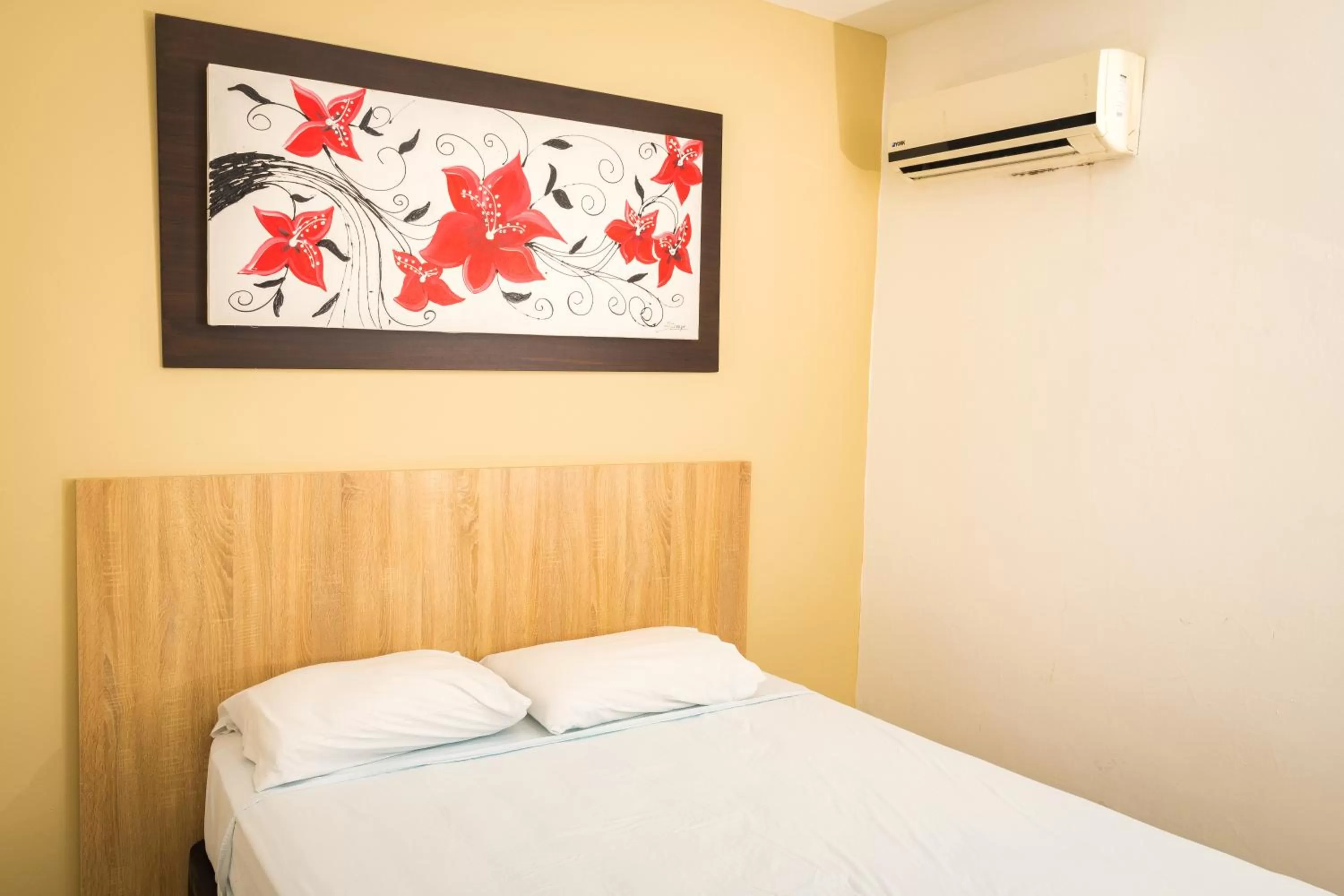 Restaurant/places to eat, Bed in Genesis Hotel