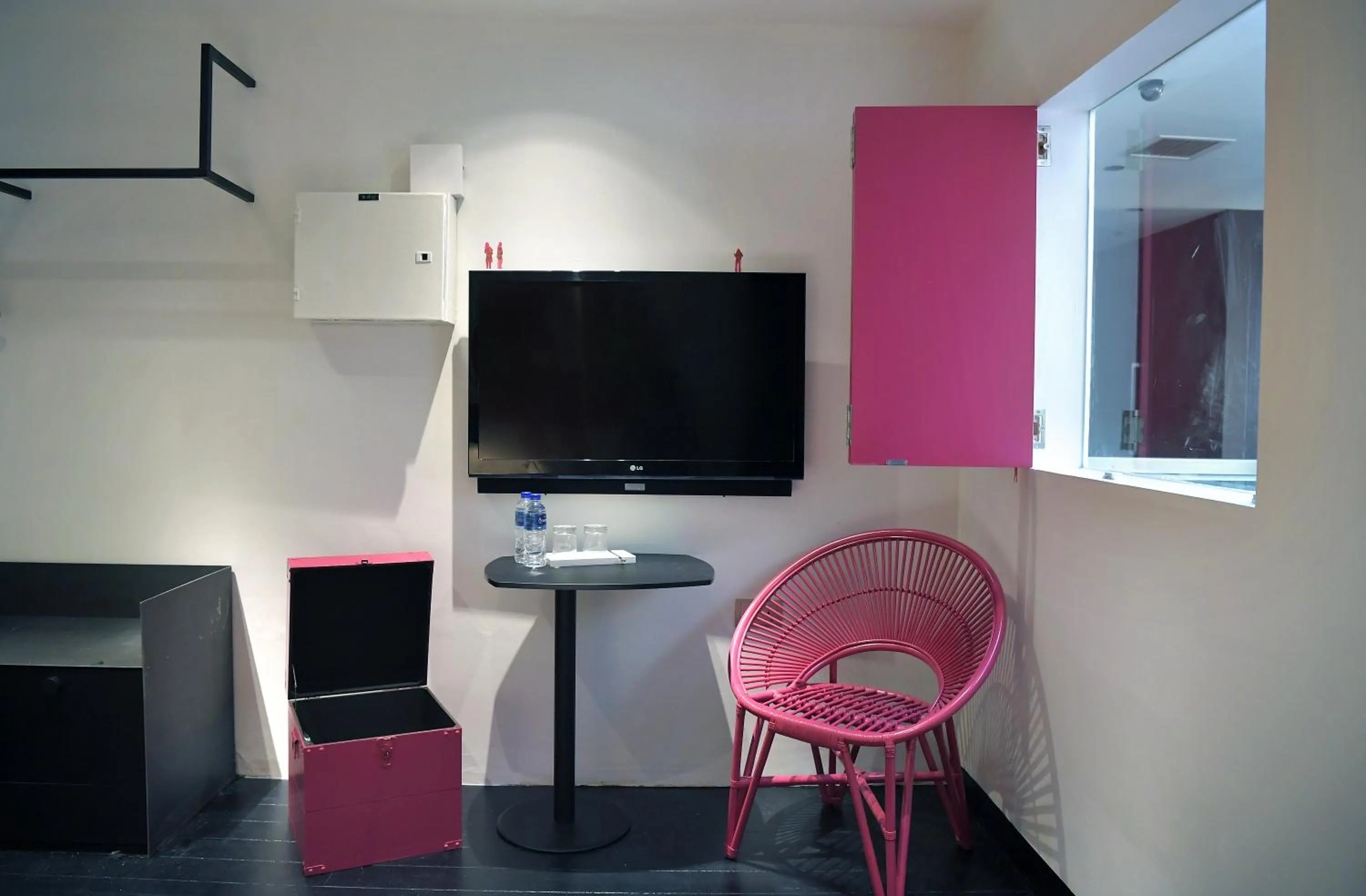 View (from property/room), TV/Entertainment Center in Hi Hotel