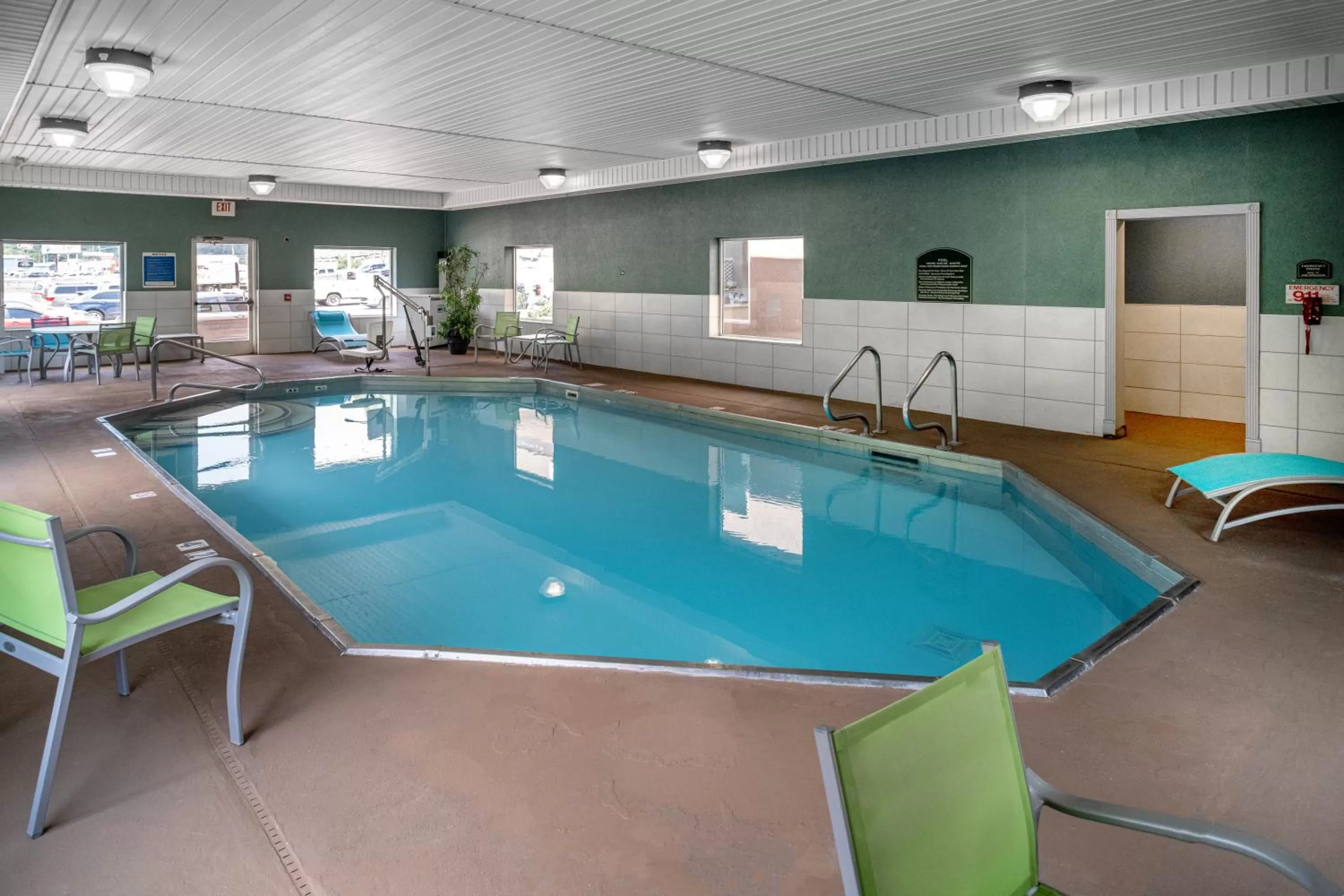 Swimming pool in Holiday Inn Express and Suites Pikeville by IHG
