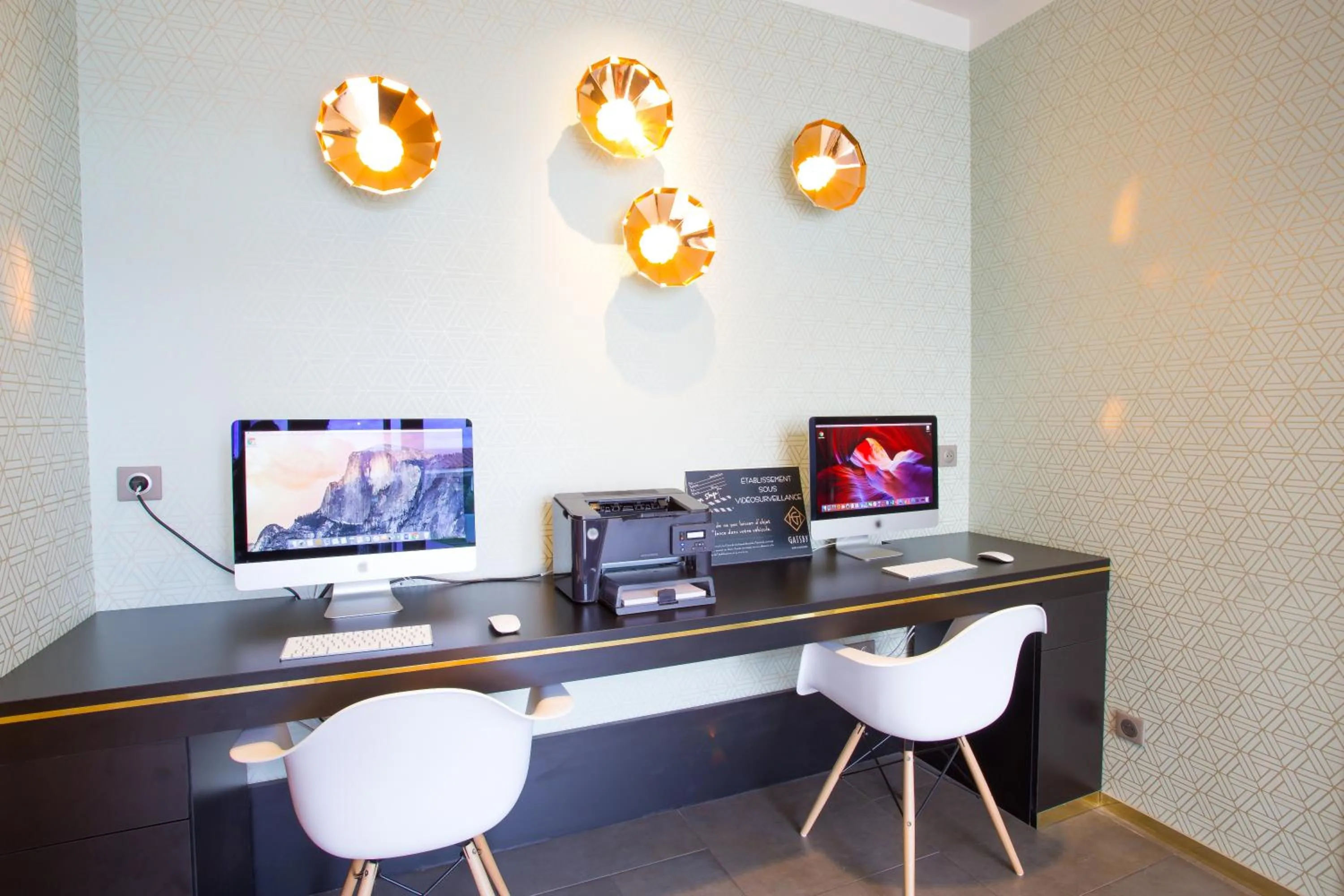 Business facilities in Hotel Gatsby by HappyCulture