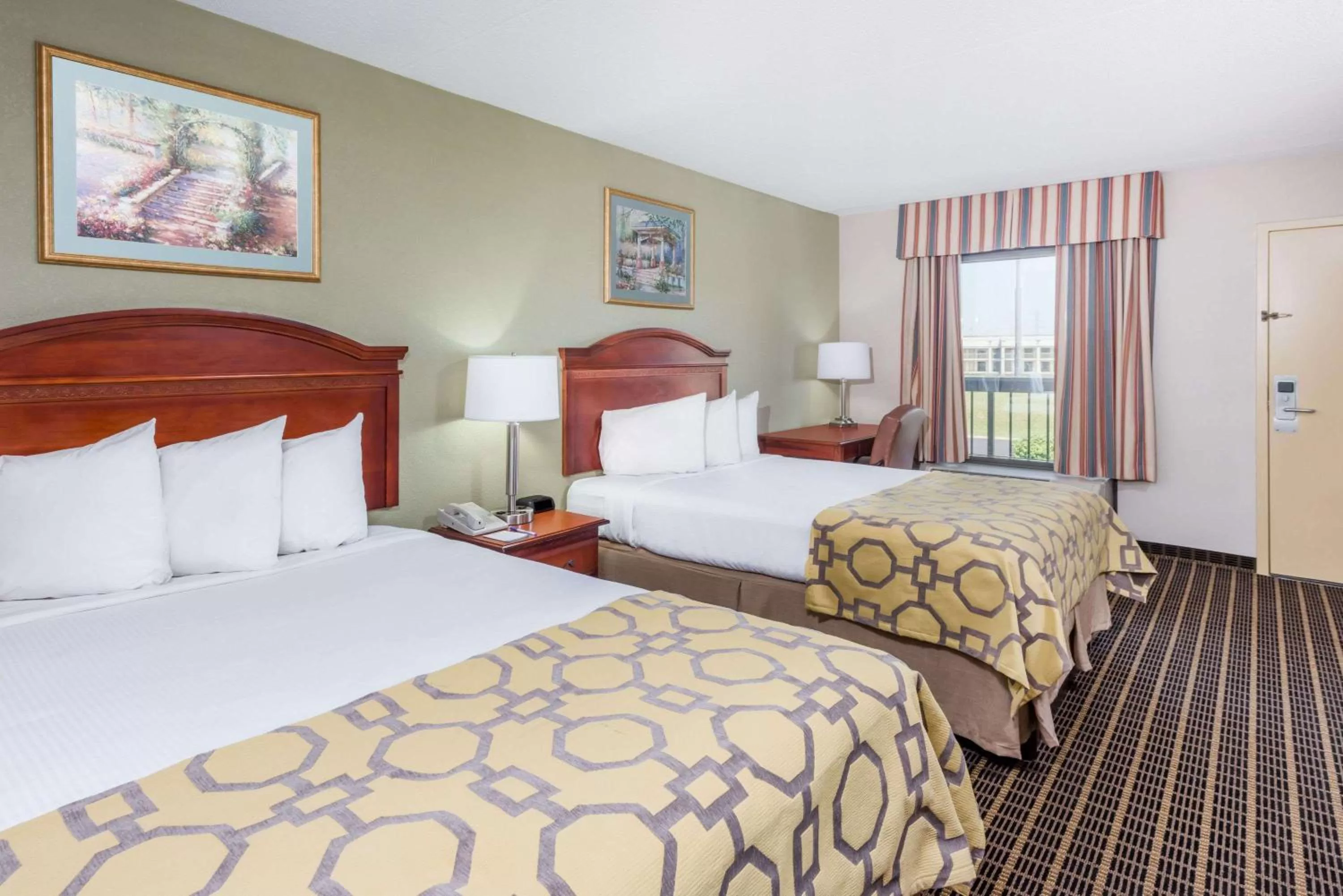 Photo of the whole room, Bed in Baymont by Wyndham Clarksville Northeast