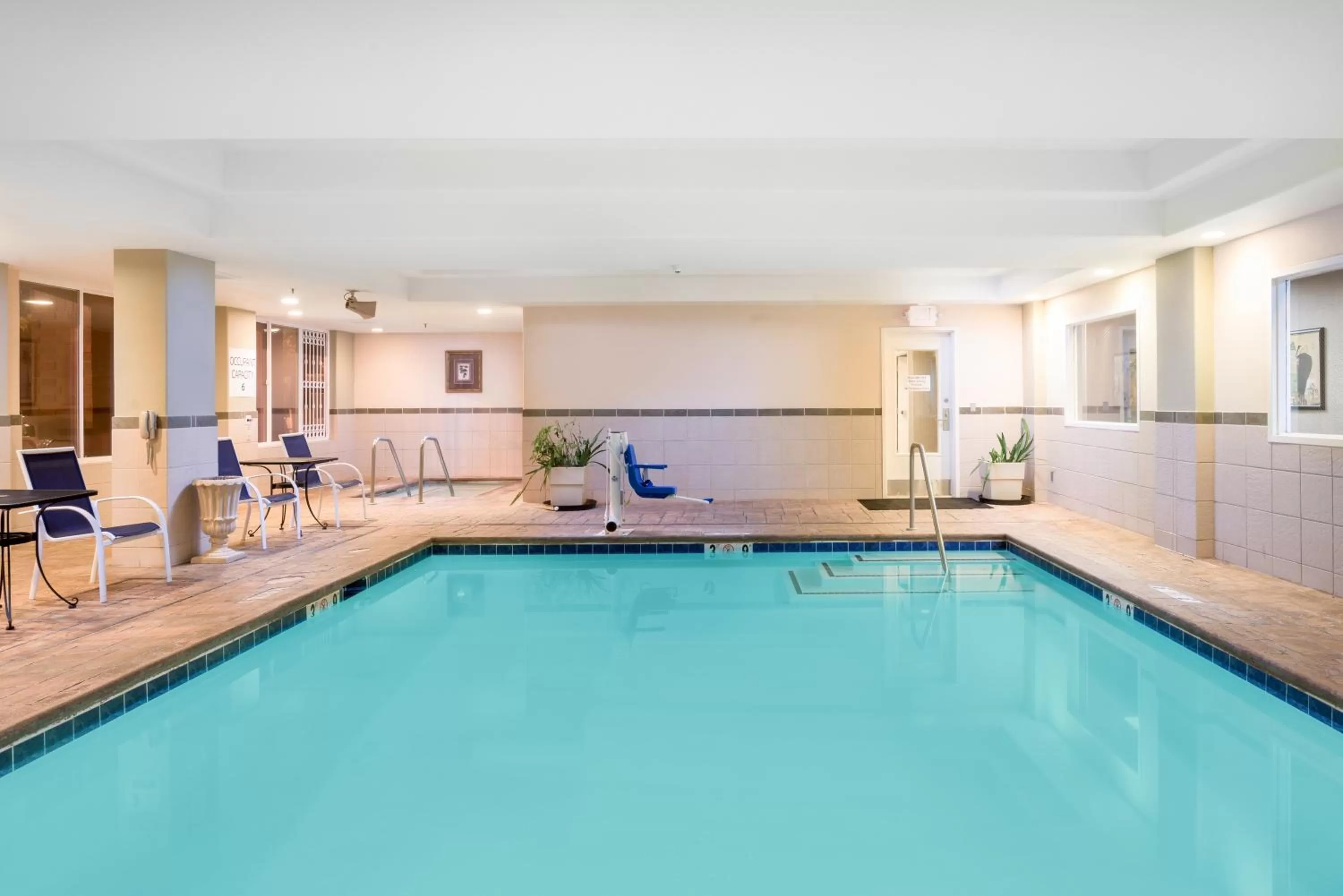 Swimming pool in Holiday Inn Express Hotel & Suites Vacaville by IHG