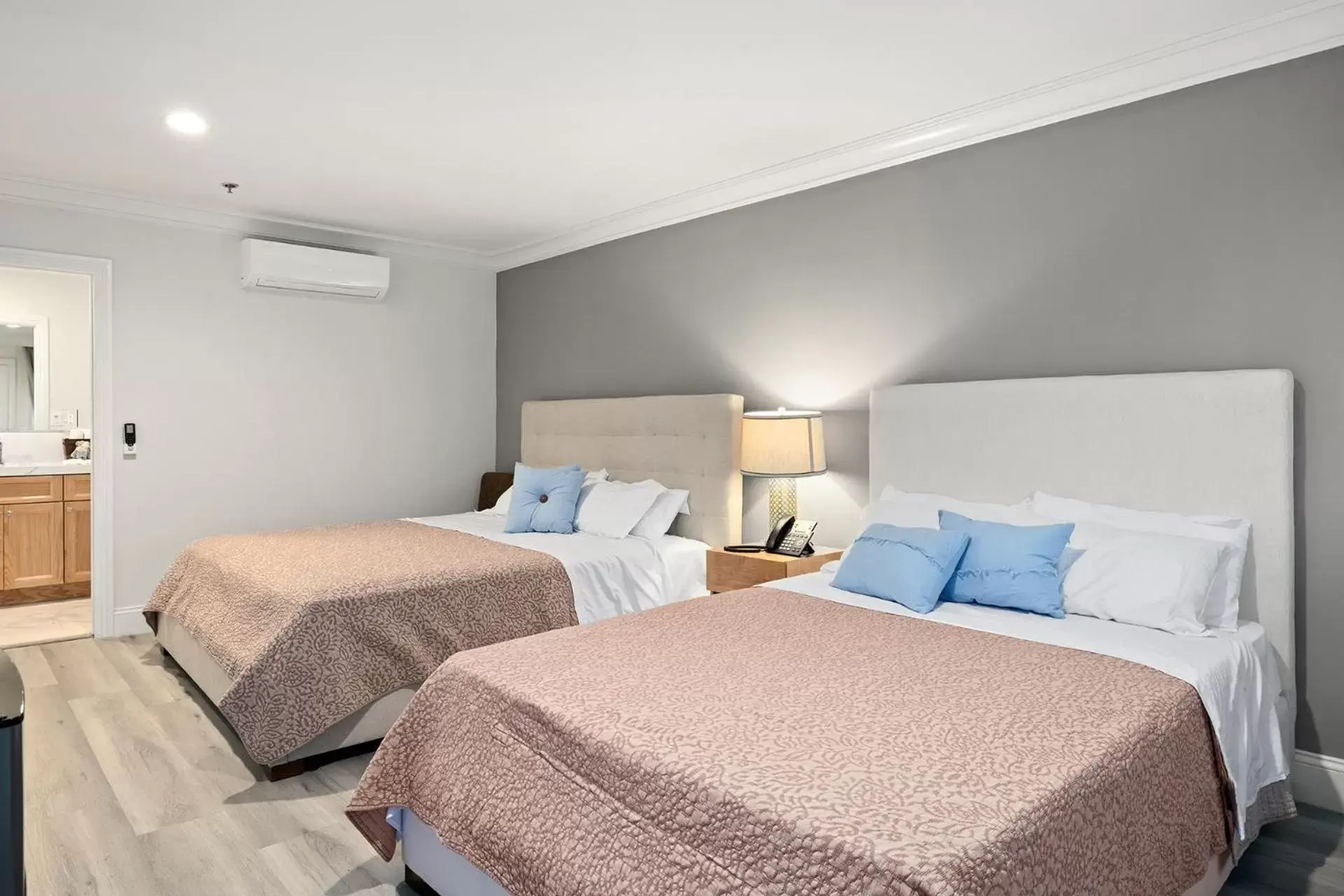 Deluxe Queen Room with Two Queen Beds in Hotel Huntington Deluxe Queen Room with Two Queen Beds in Hotel Huntington