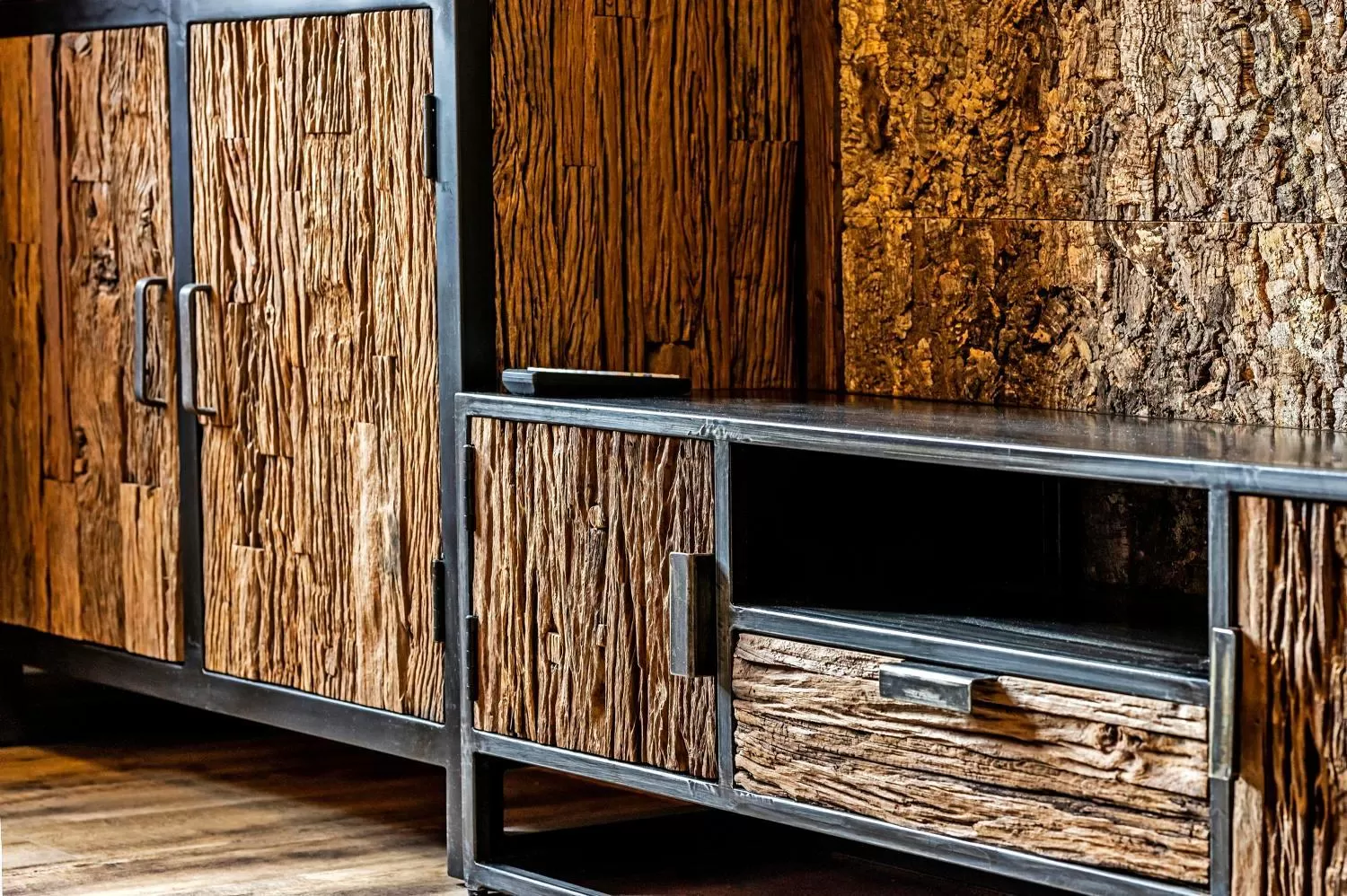 TV/Entertainment Center in Die Sperre