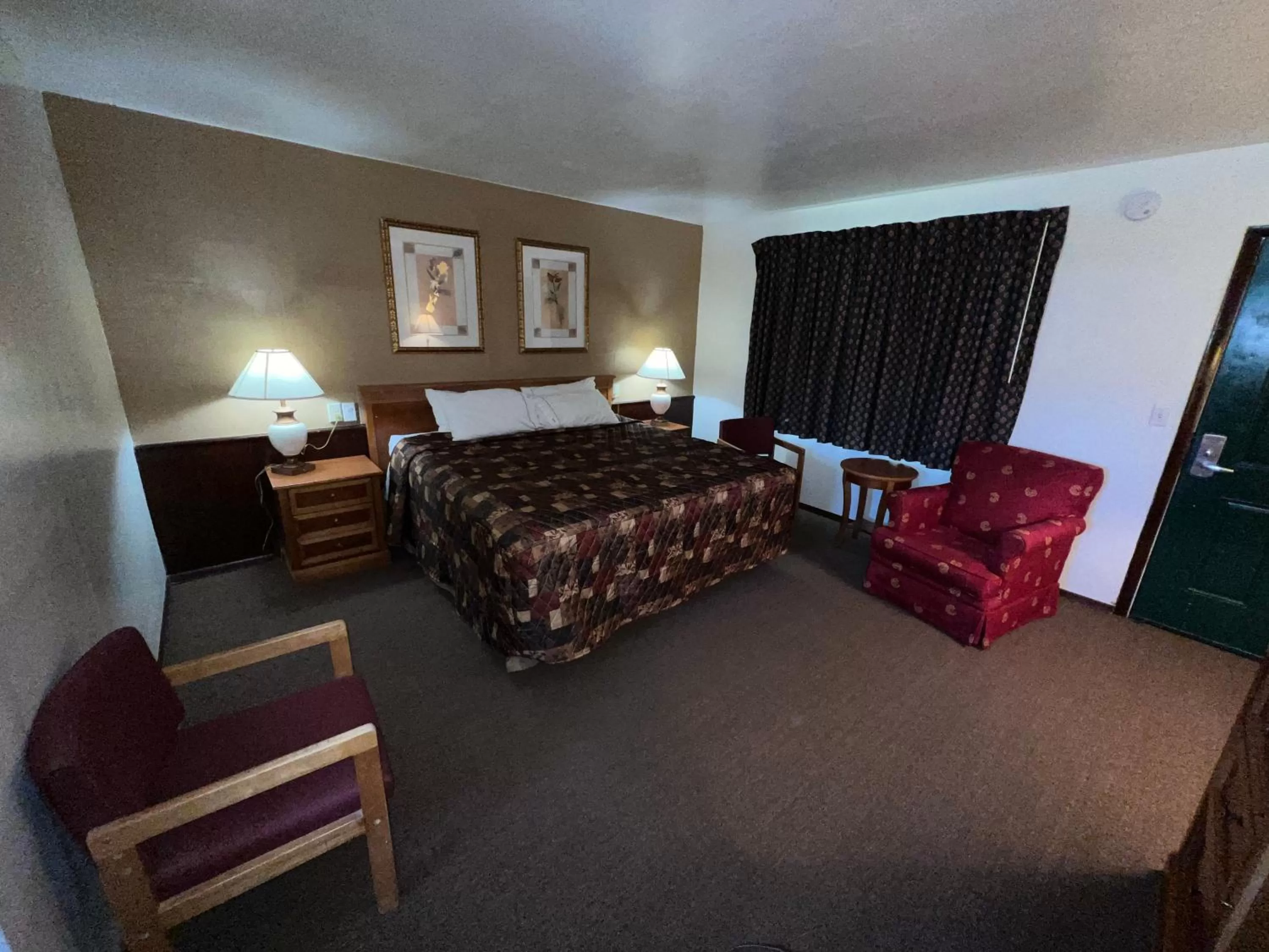 Photo of the whole room, Bed in Spinning Wheel Motel