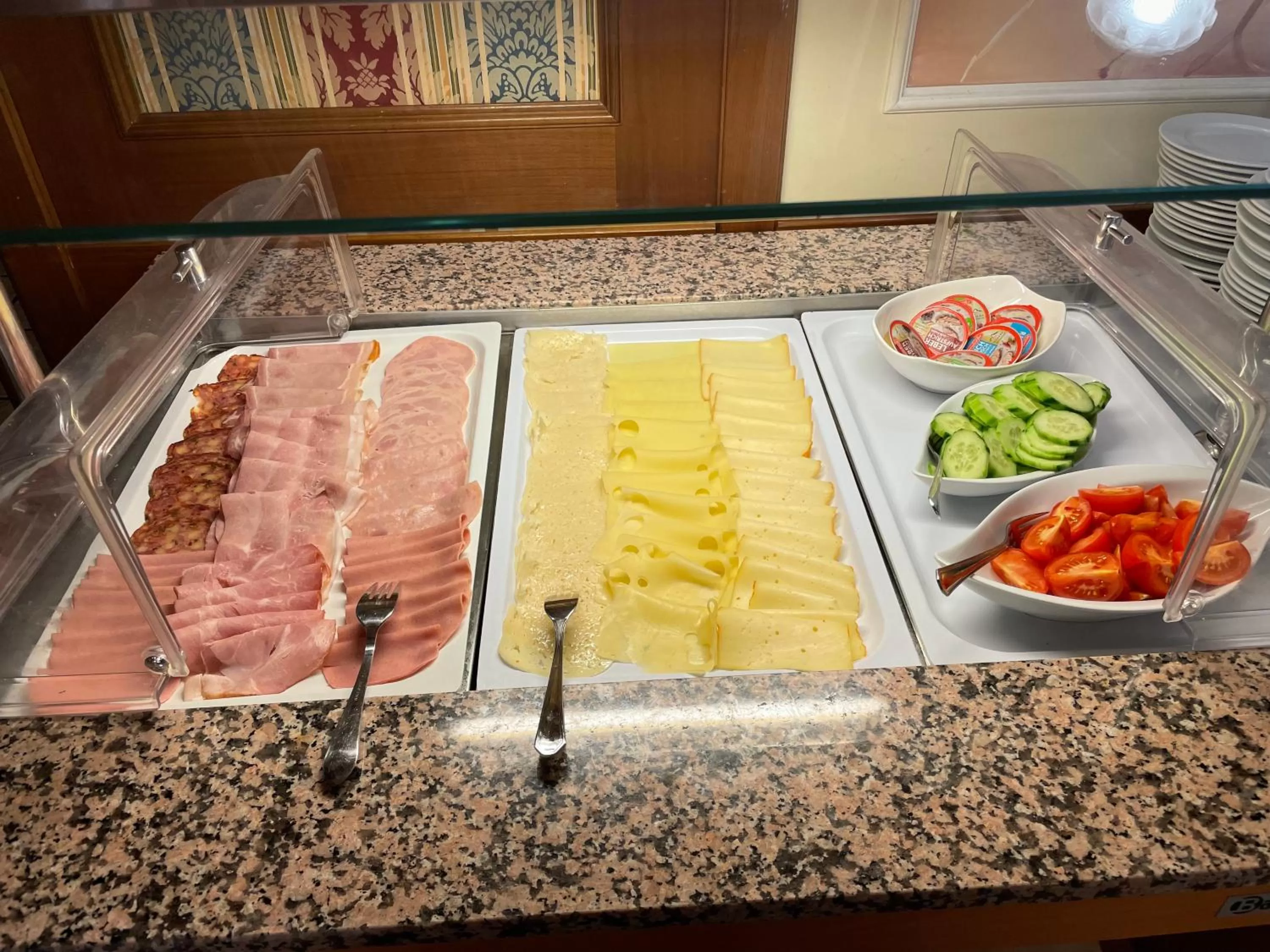 Breakfast in Hotel Restaurant Wallner I contactless check-in