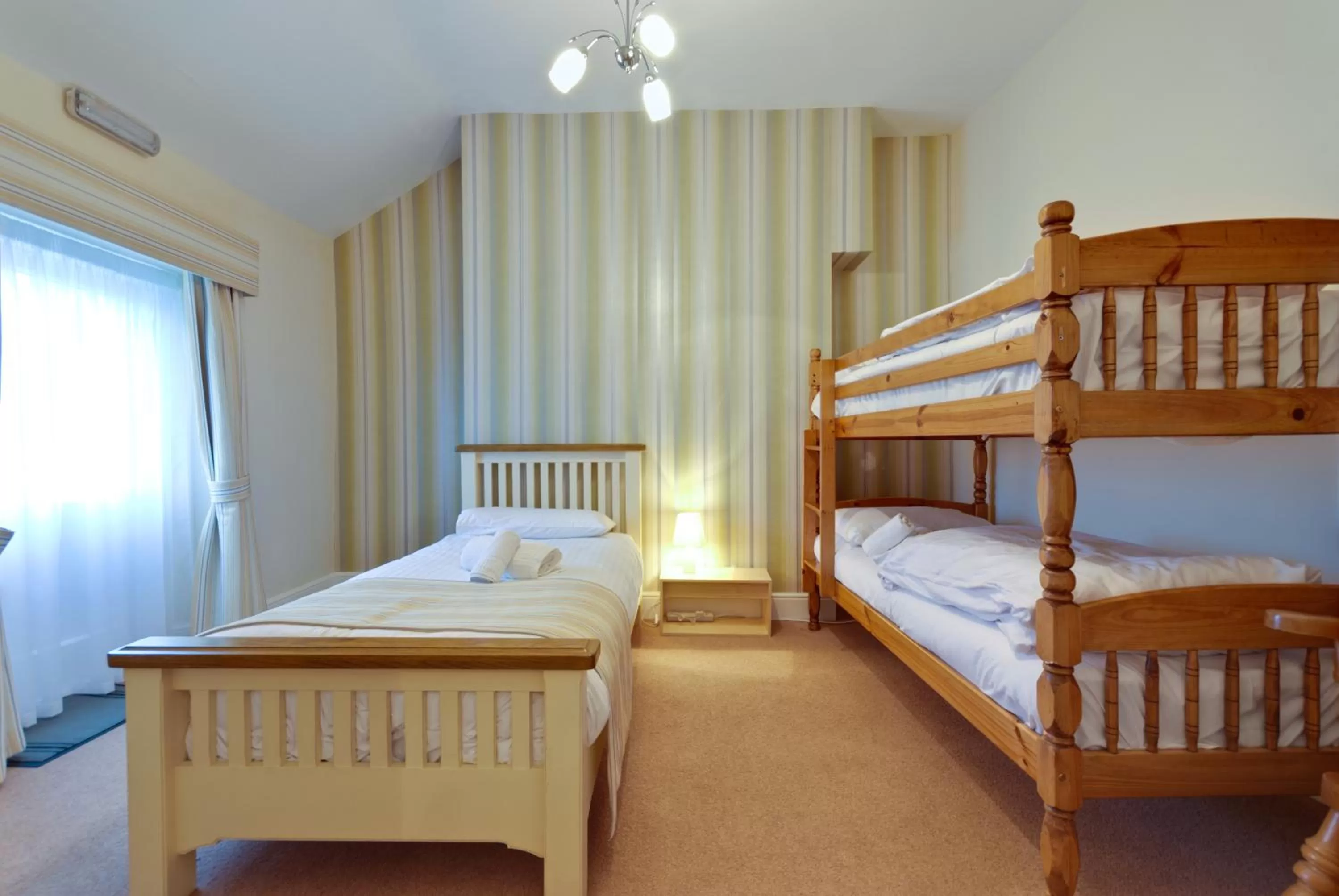 Bed in Lauriston & Lawton Court Hotel