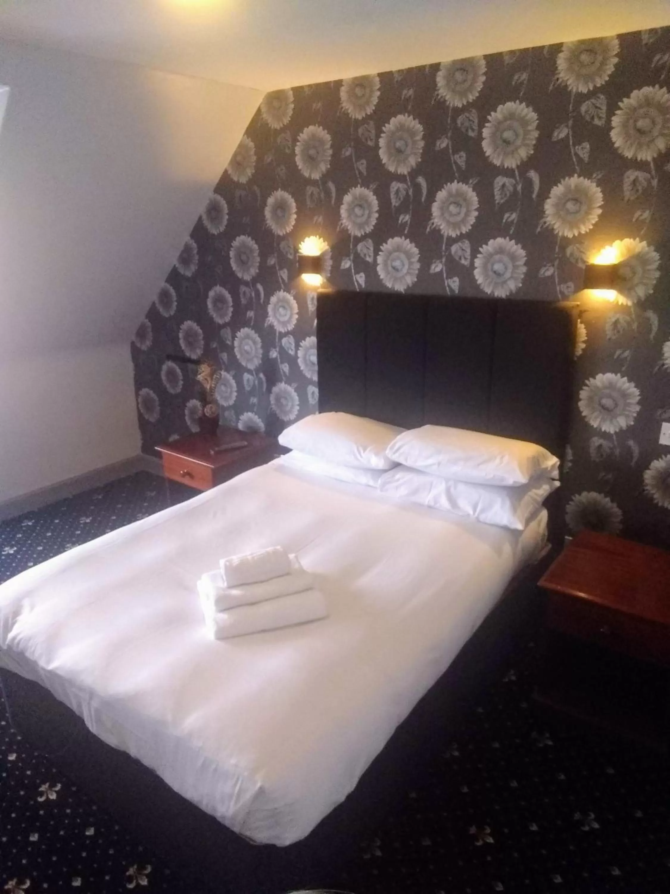 Bedroom, Bed in Marine Hotel