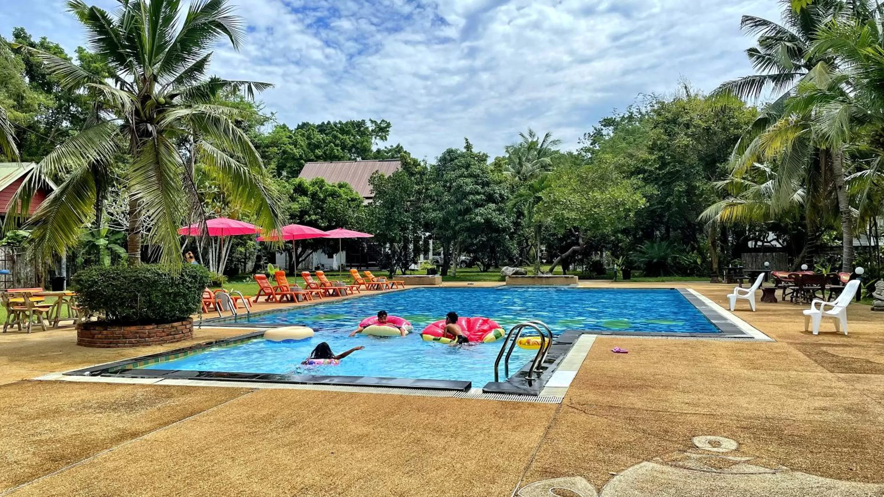 Swimming pool in Doo Dee Boutique Resort by Swiss Chalet