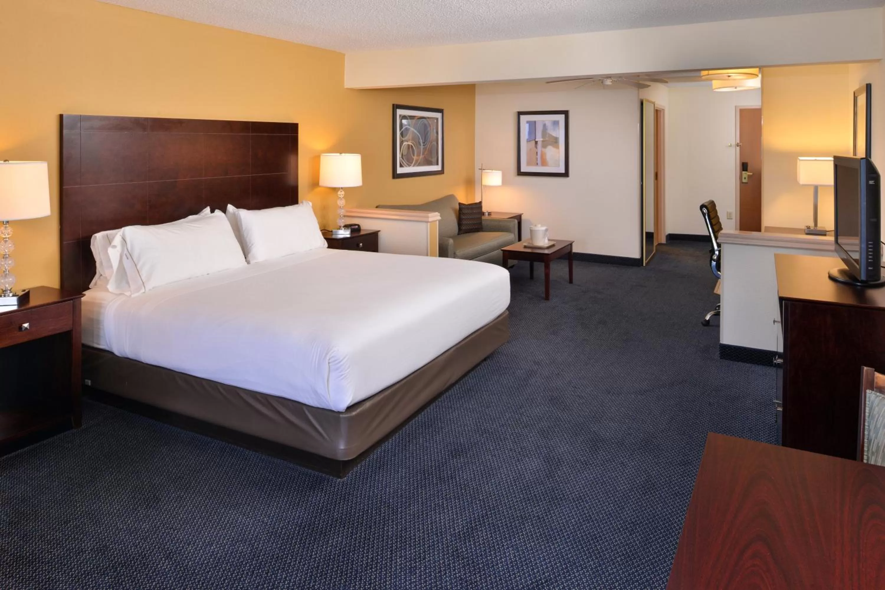 Photo of the whole room, Bed in Holiday Inn Express Hotel & Suites-Saint Joseph by IHG