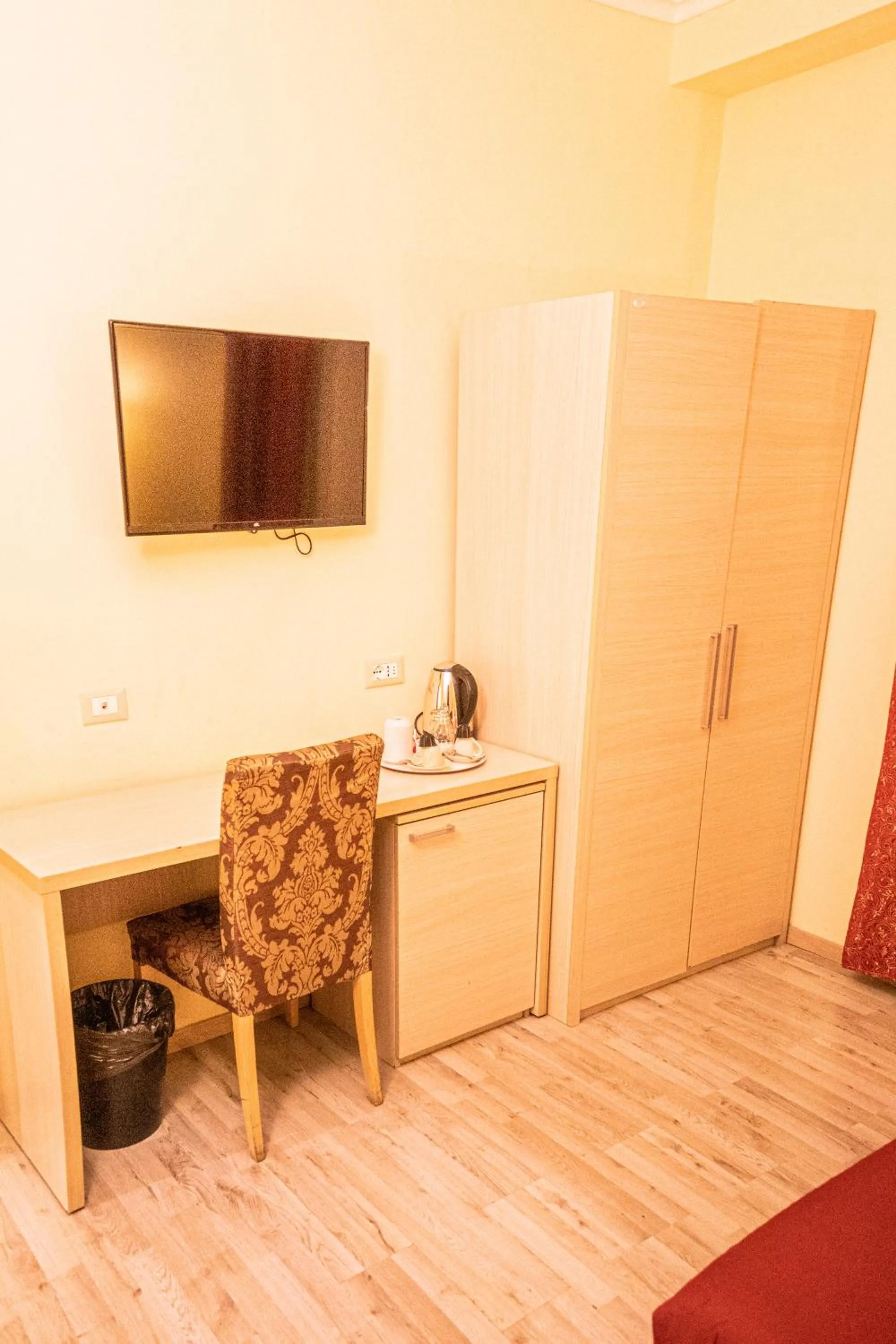 TV and multimedia, Bed in Booking House Rome