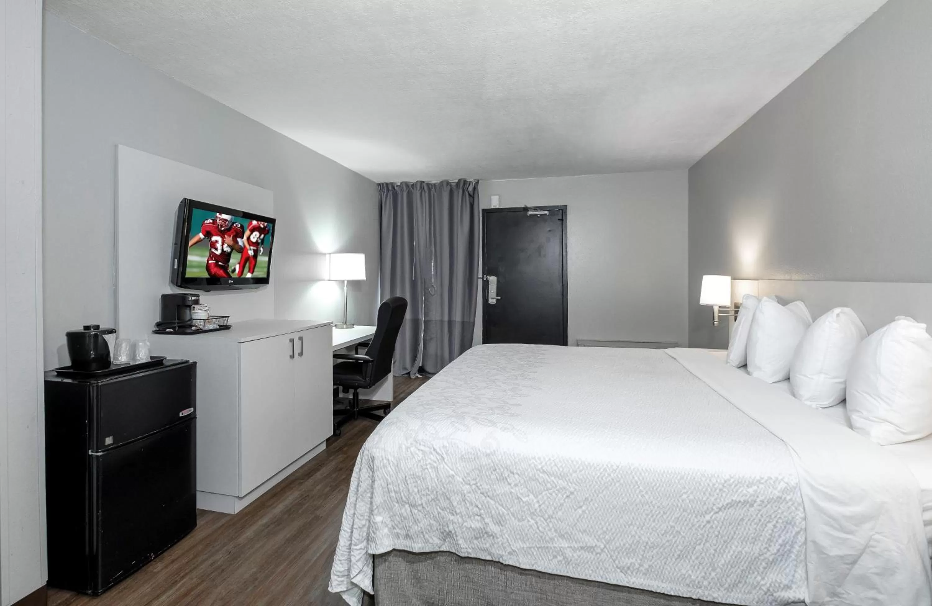 Photo of the whole room, Room Photo in Red Roof Inn PLUS Orlando-Convention Center- Int'l Dr