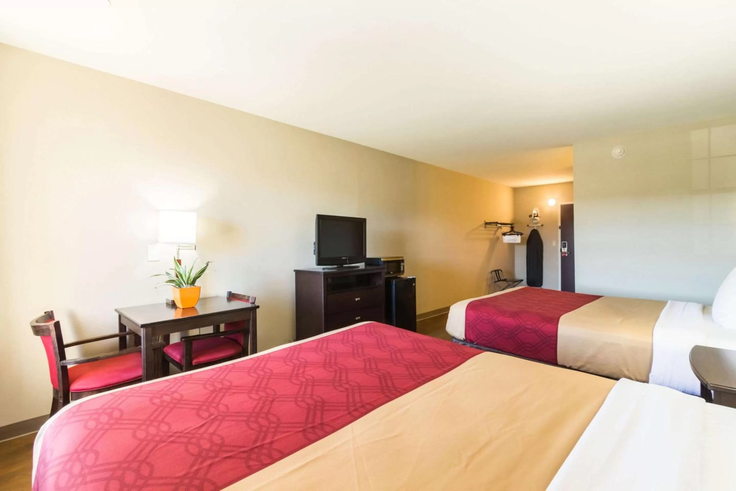 Photo of the whole room, Bed in Econo Lodge Harrisburg - Southwest of Hershey Area