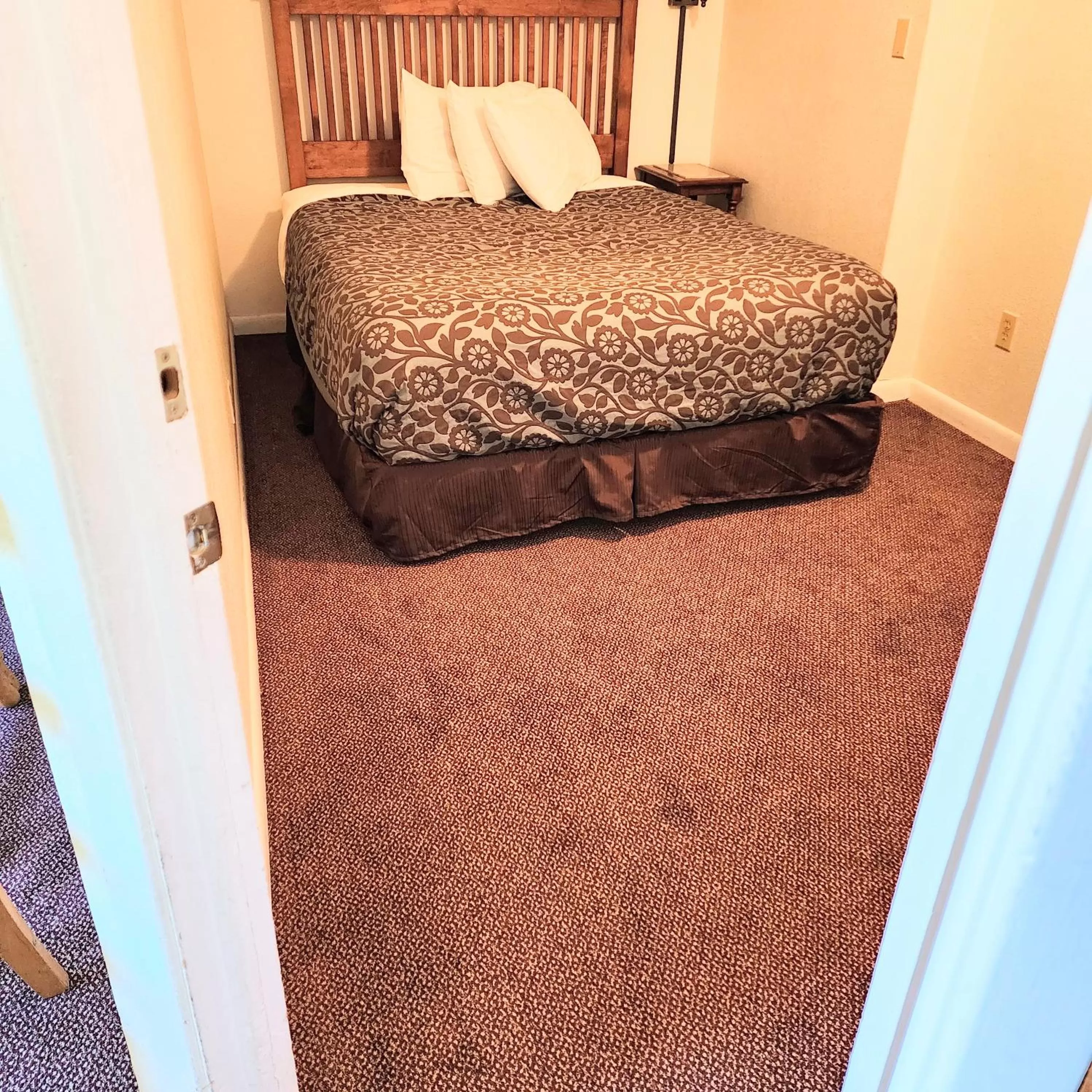 Bedroom, Bed in Canyon Motel near Rocky Mountain National Park