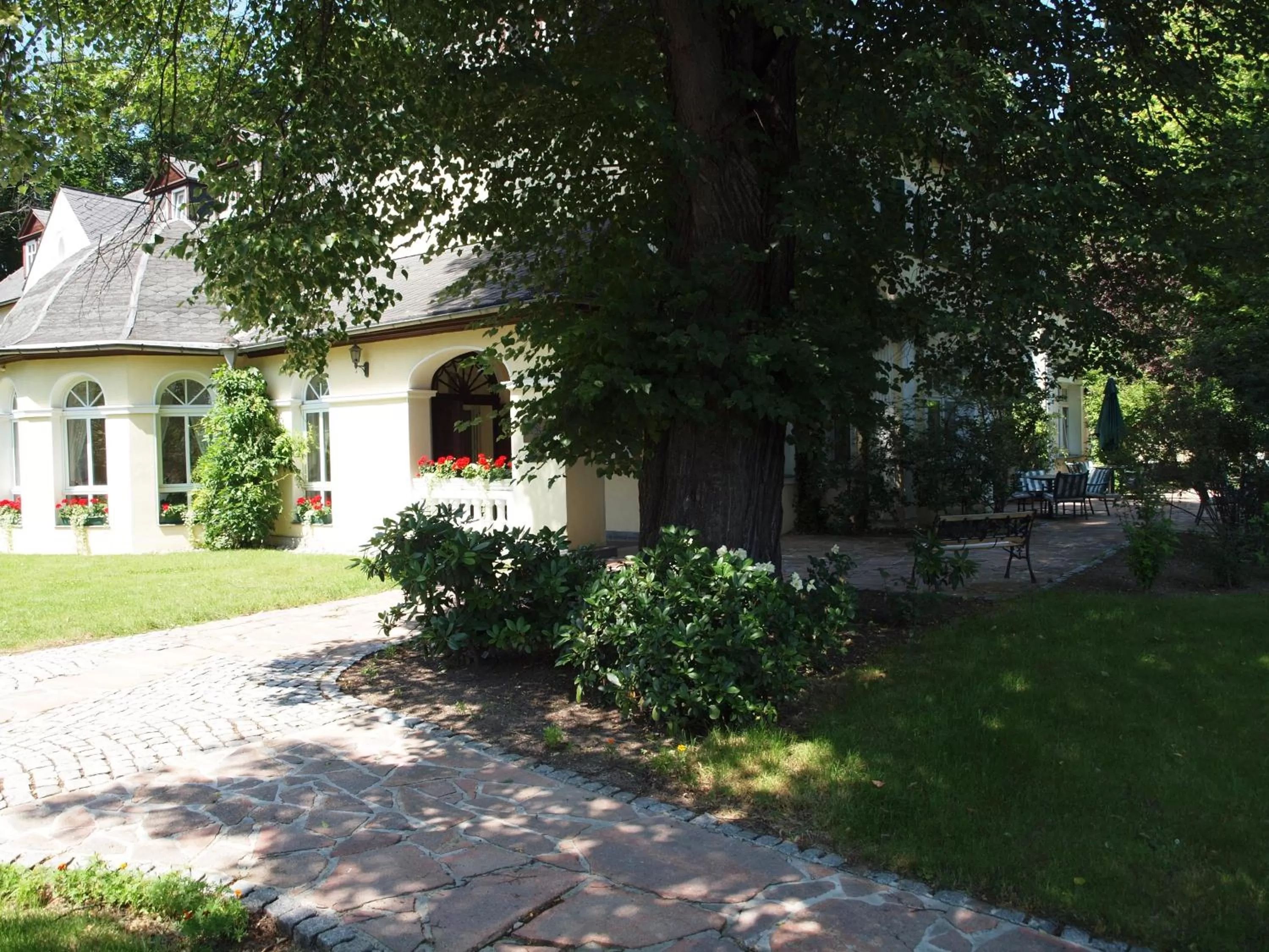 Garden in Hotel & Restaurant Bellevue Schmölln