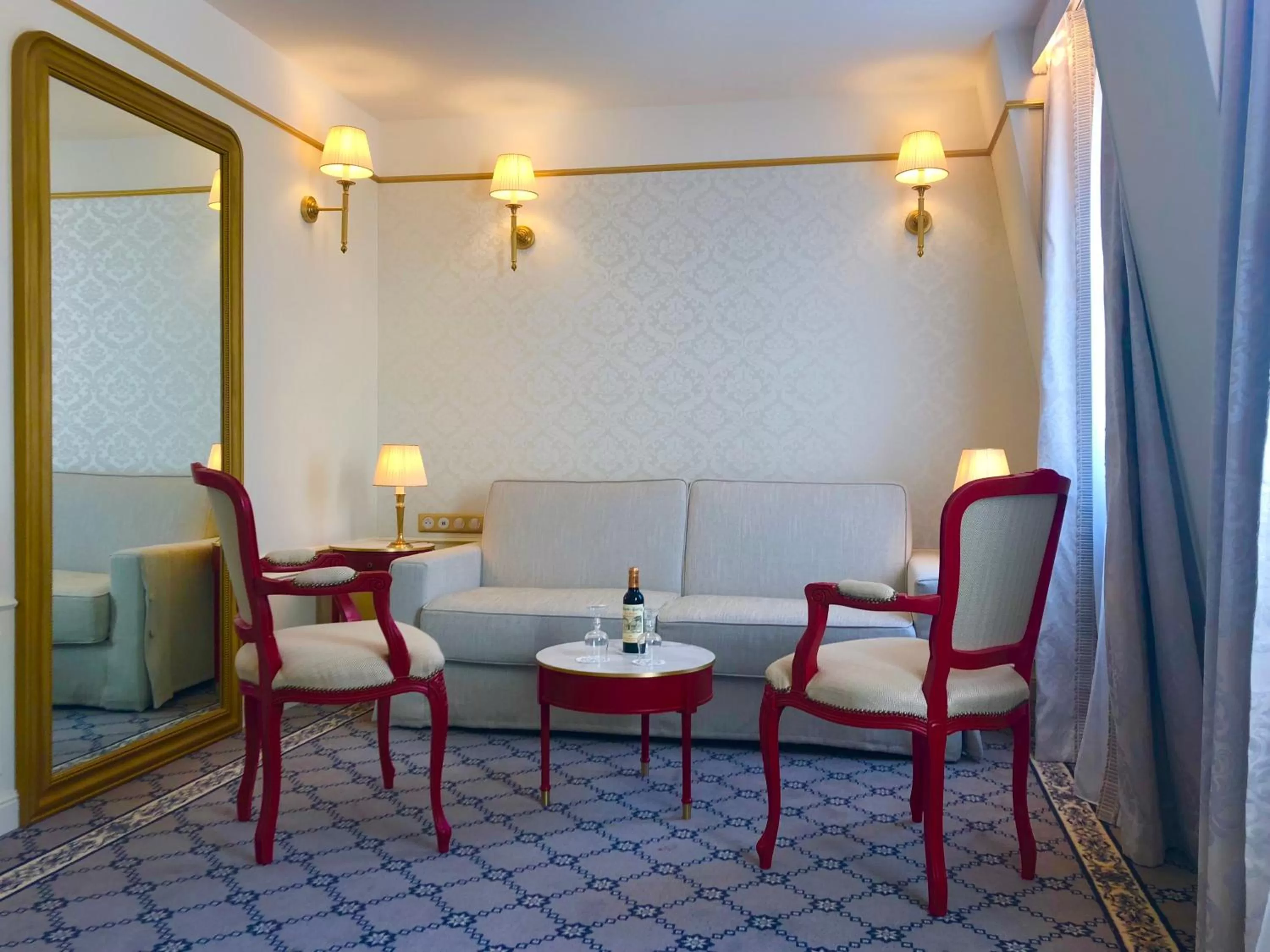 Photo of the whole room in Hôtel Mayfair Paris