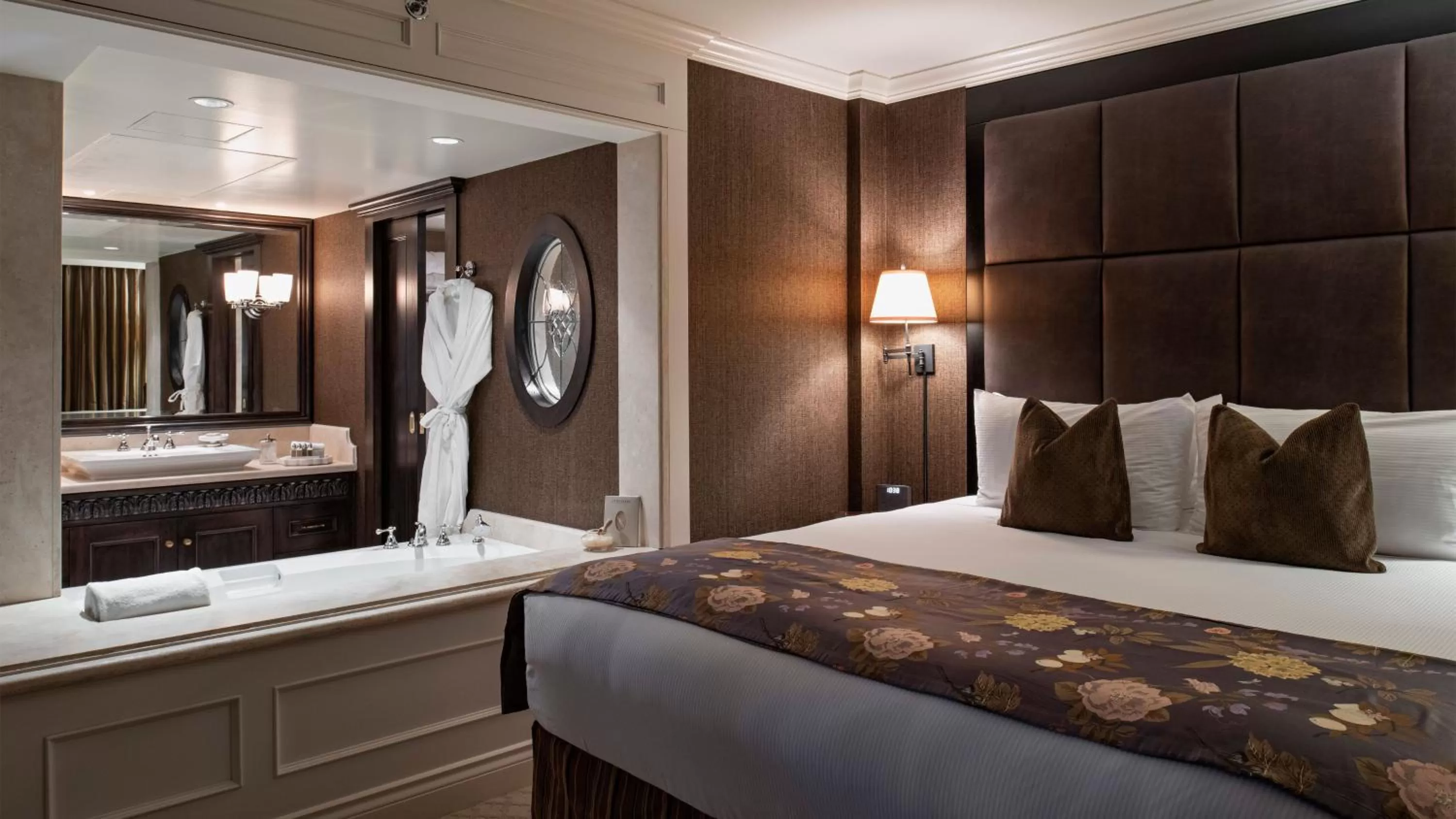 Bed in Wedgewood Hotel & Spa - Relais & Chateaux
