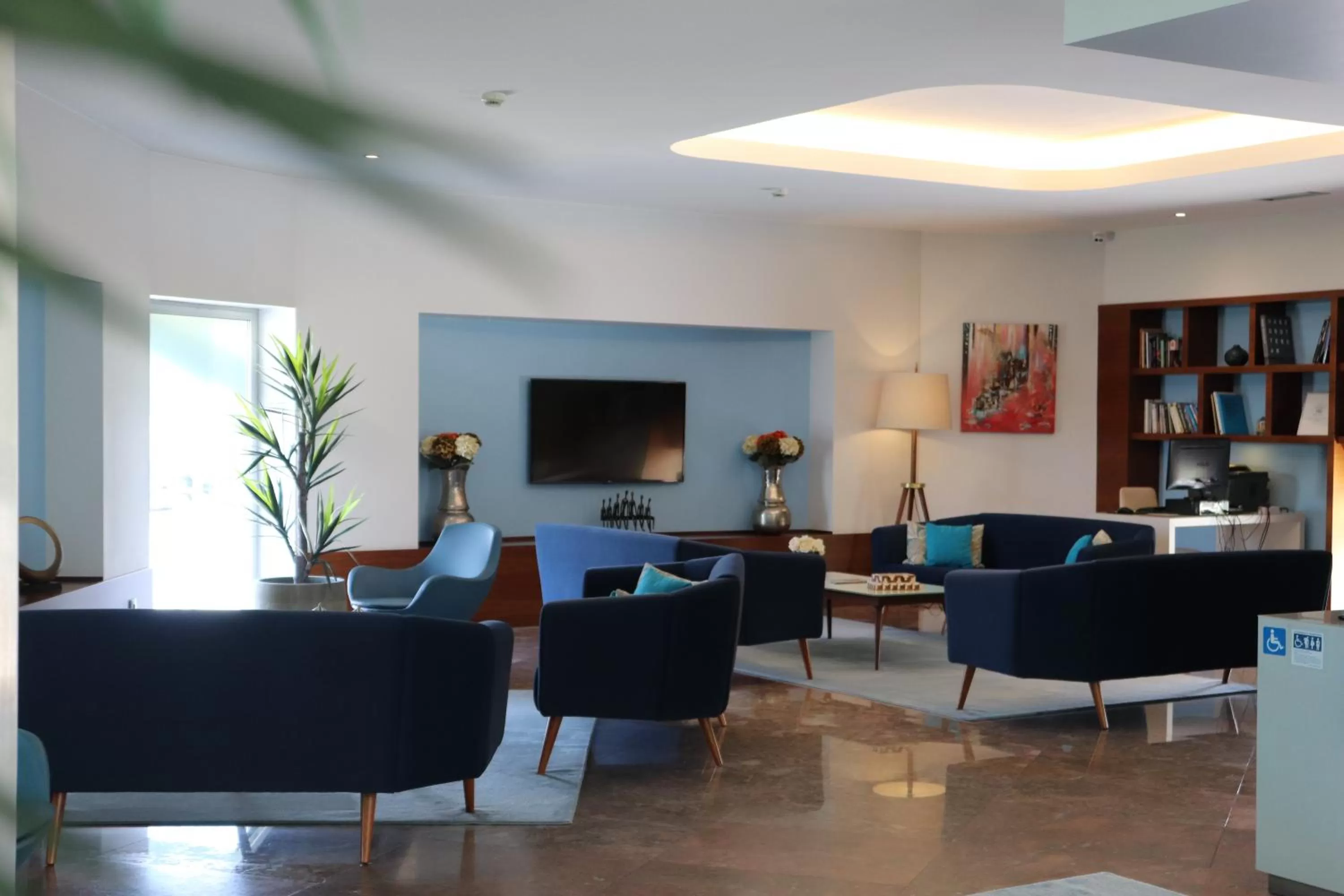 Communal lounge/ TV room in OPOHOTEL Porto Aeroporto