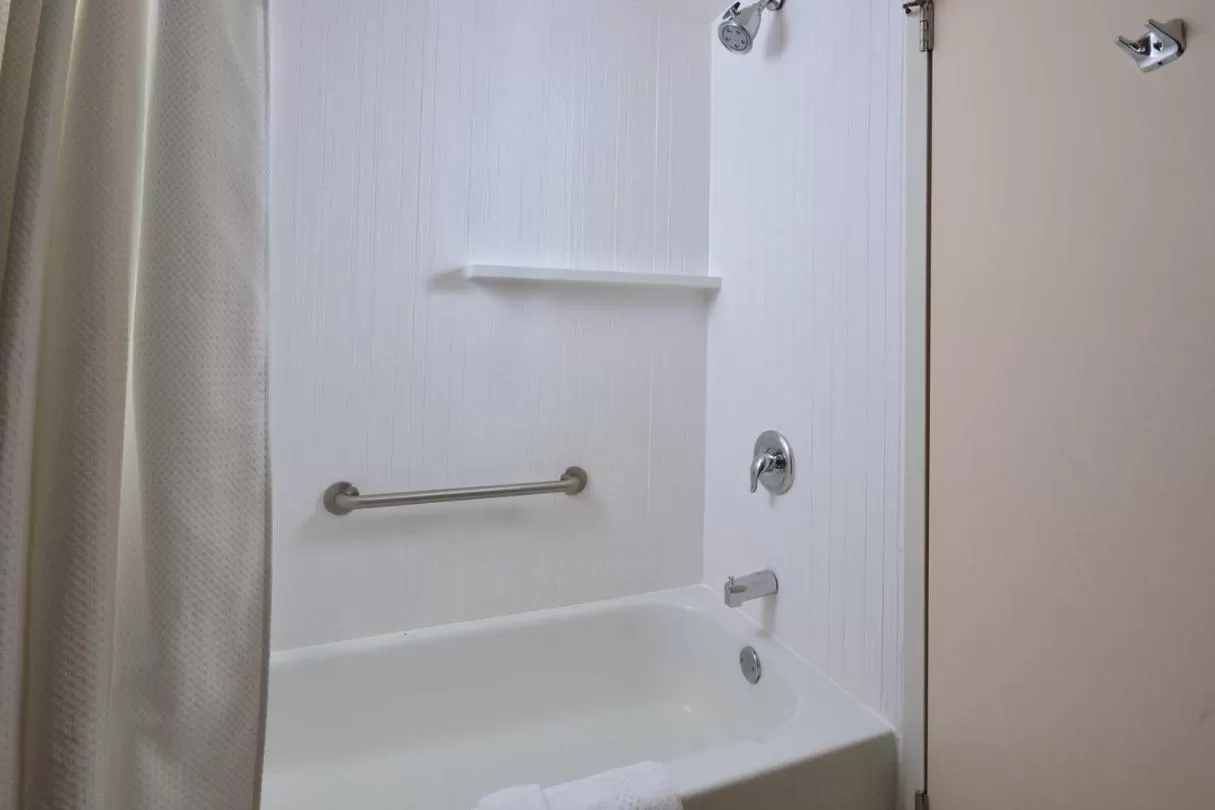 Bath in Courtyard Beckley