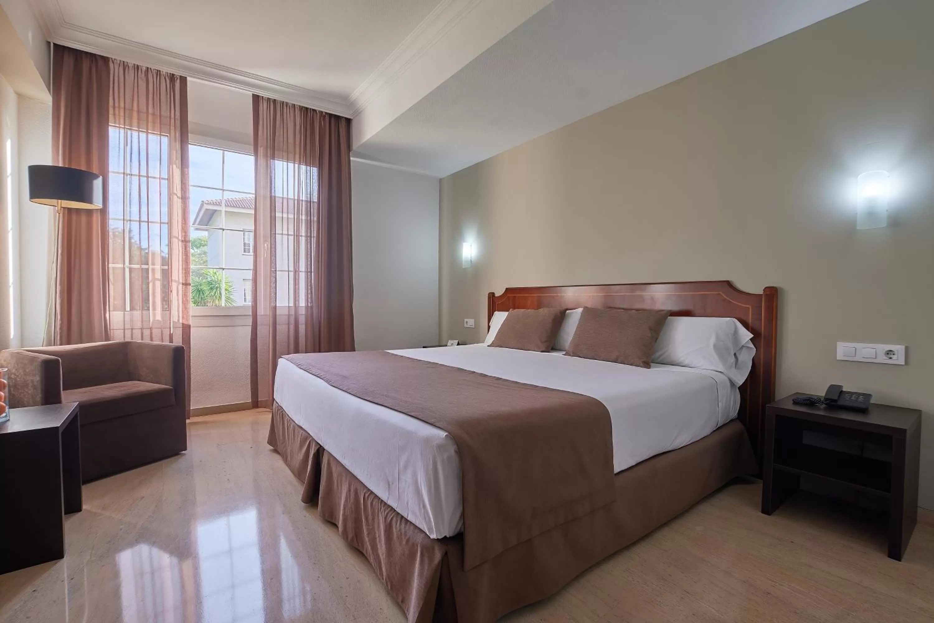 Photo of the whole room, Bed in Crisol Jardines de Córdoba