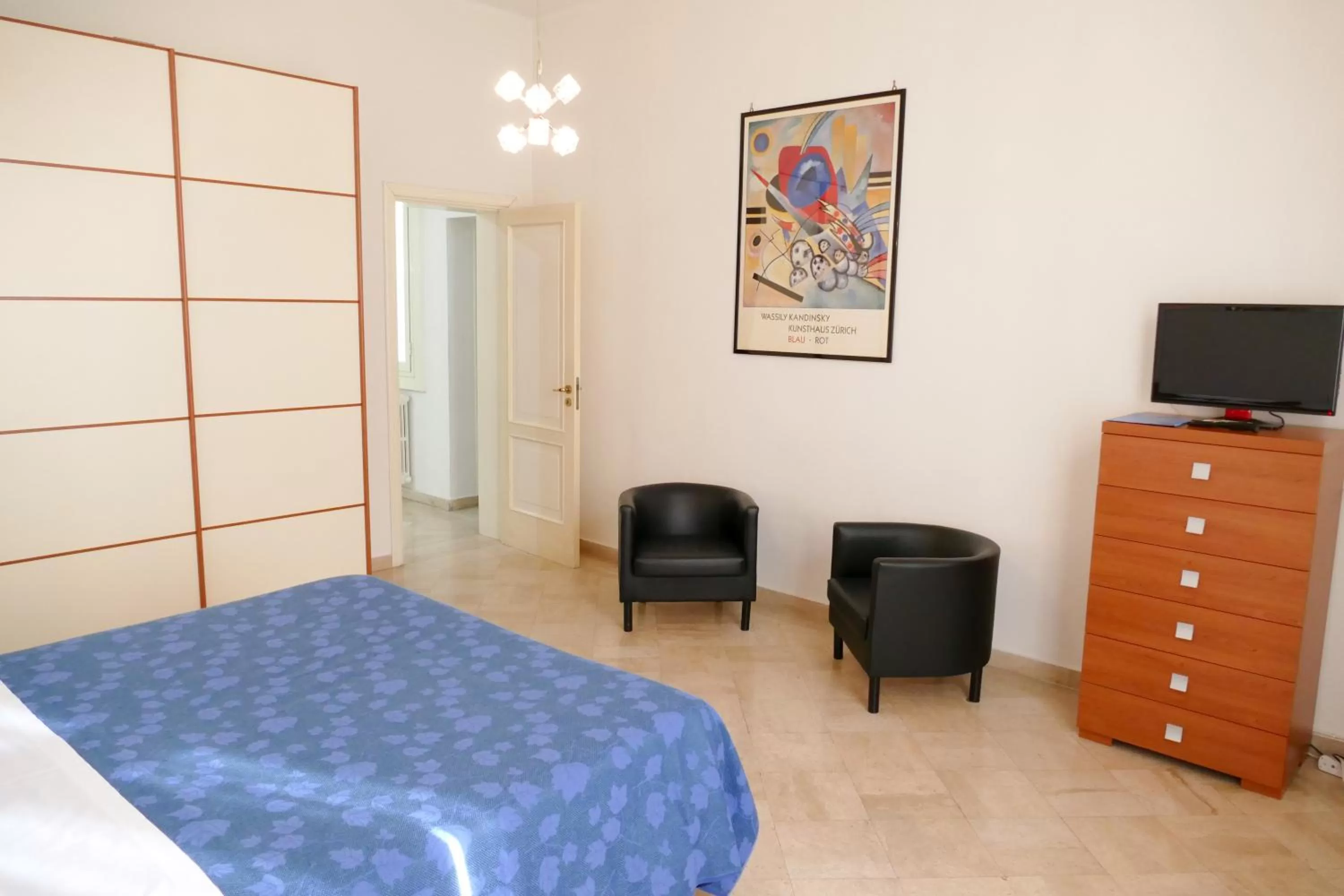 Photo of the whole room, Bed in Visa Residence