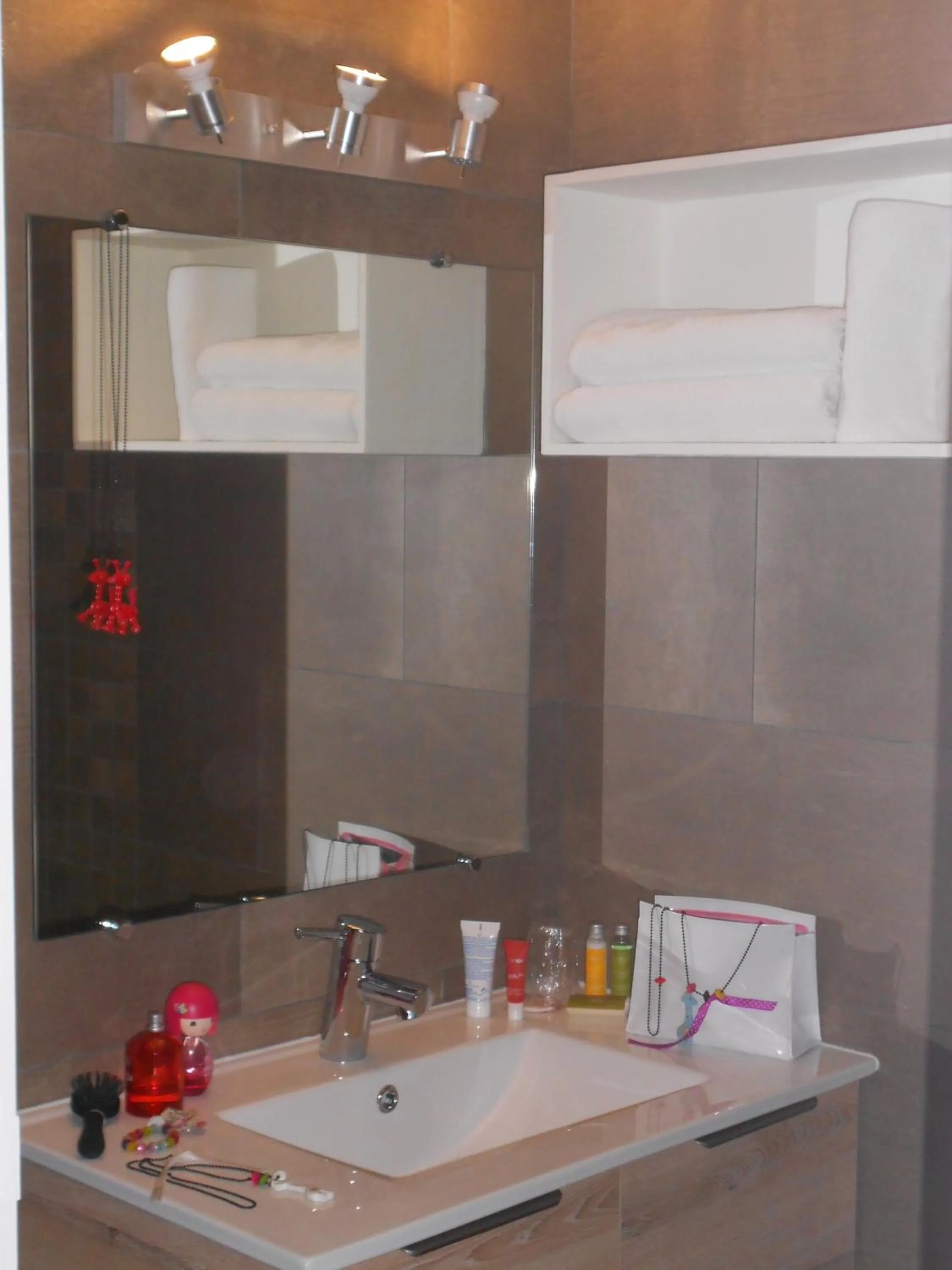 Bathroom in Cit'Hotel Avantici Gap