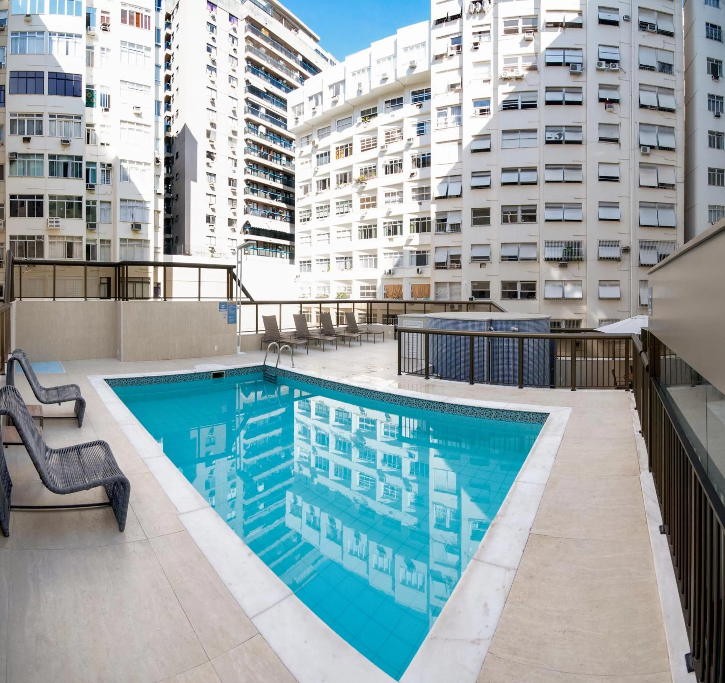 Swimming pool in Hotel Astoria Copacabana