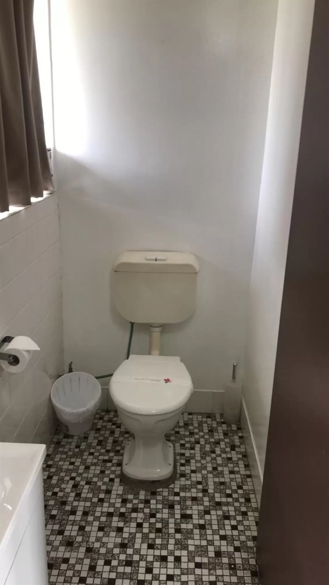 Bathroom in Aquatic Motor Inn