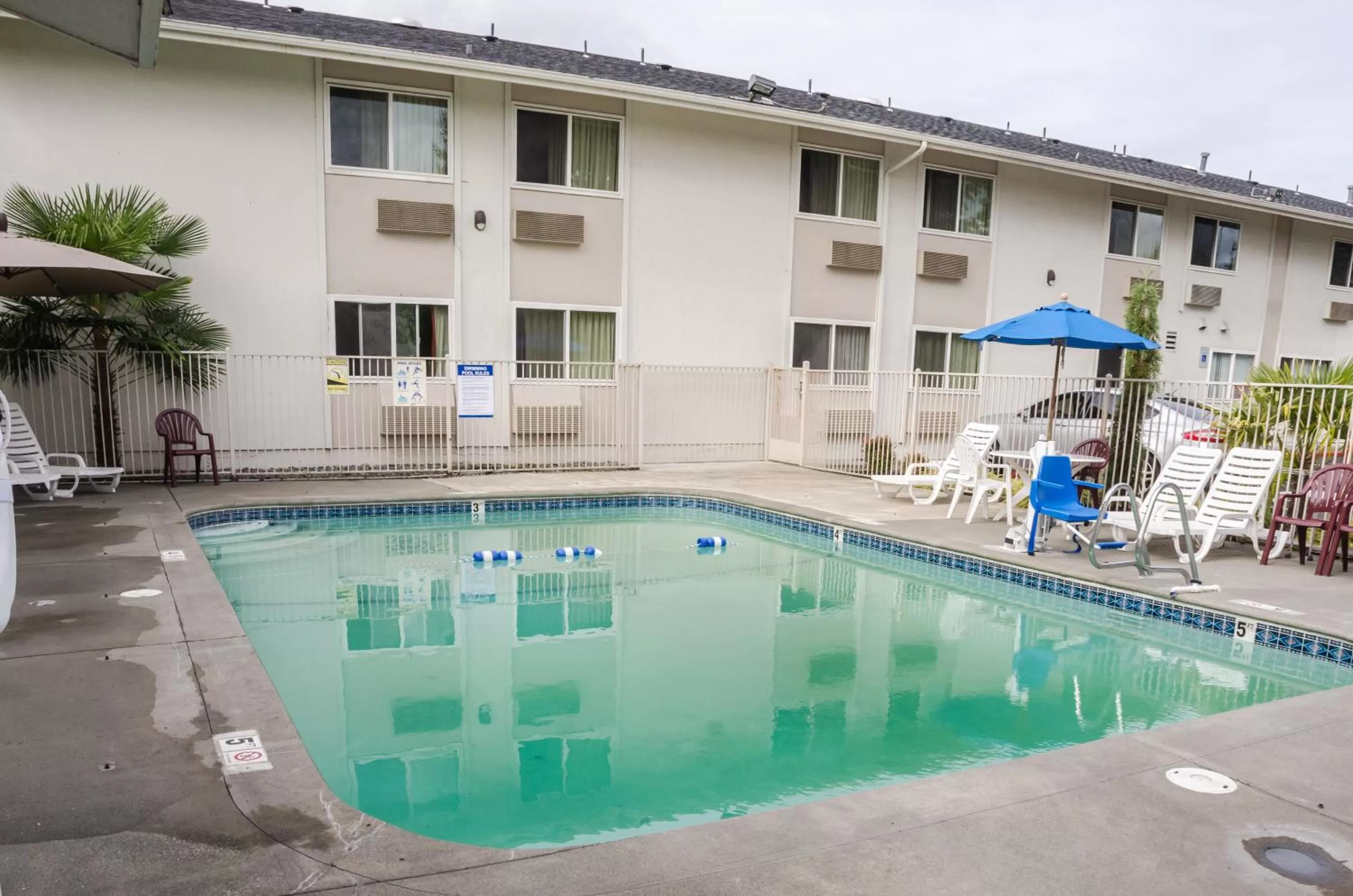 Swimming pool in Motel 6-Seattle, WA - Sea-Tac Airport South