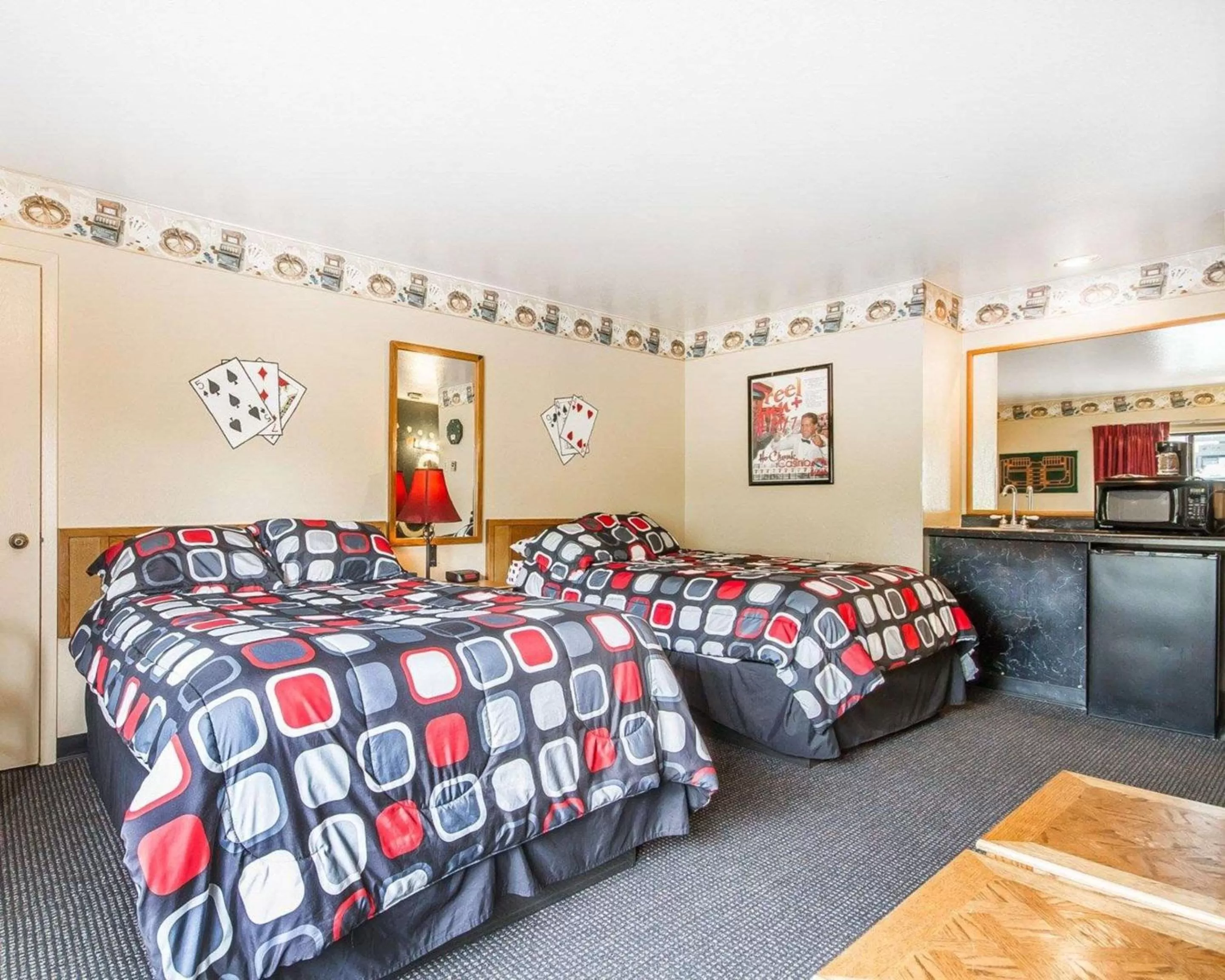 Photo of the whole room, Bed in Rodeway Inn & Suites Madison East