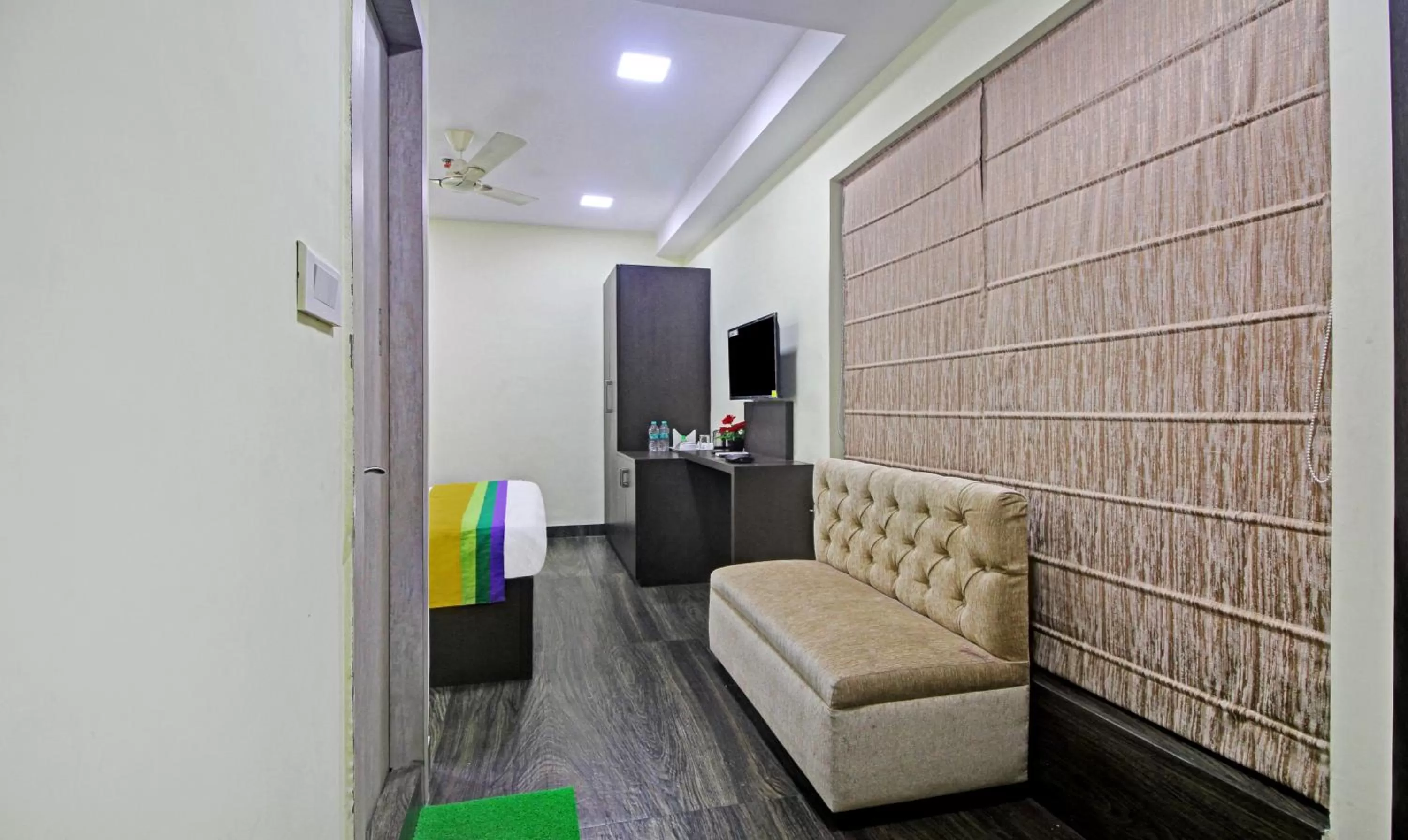 TV and multimedia in Itsy Hotels Reotel Near Rabindra Sarobar