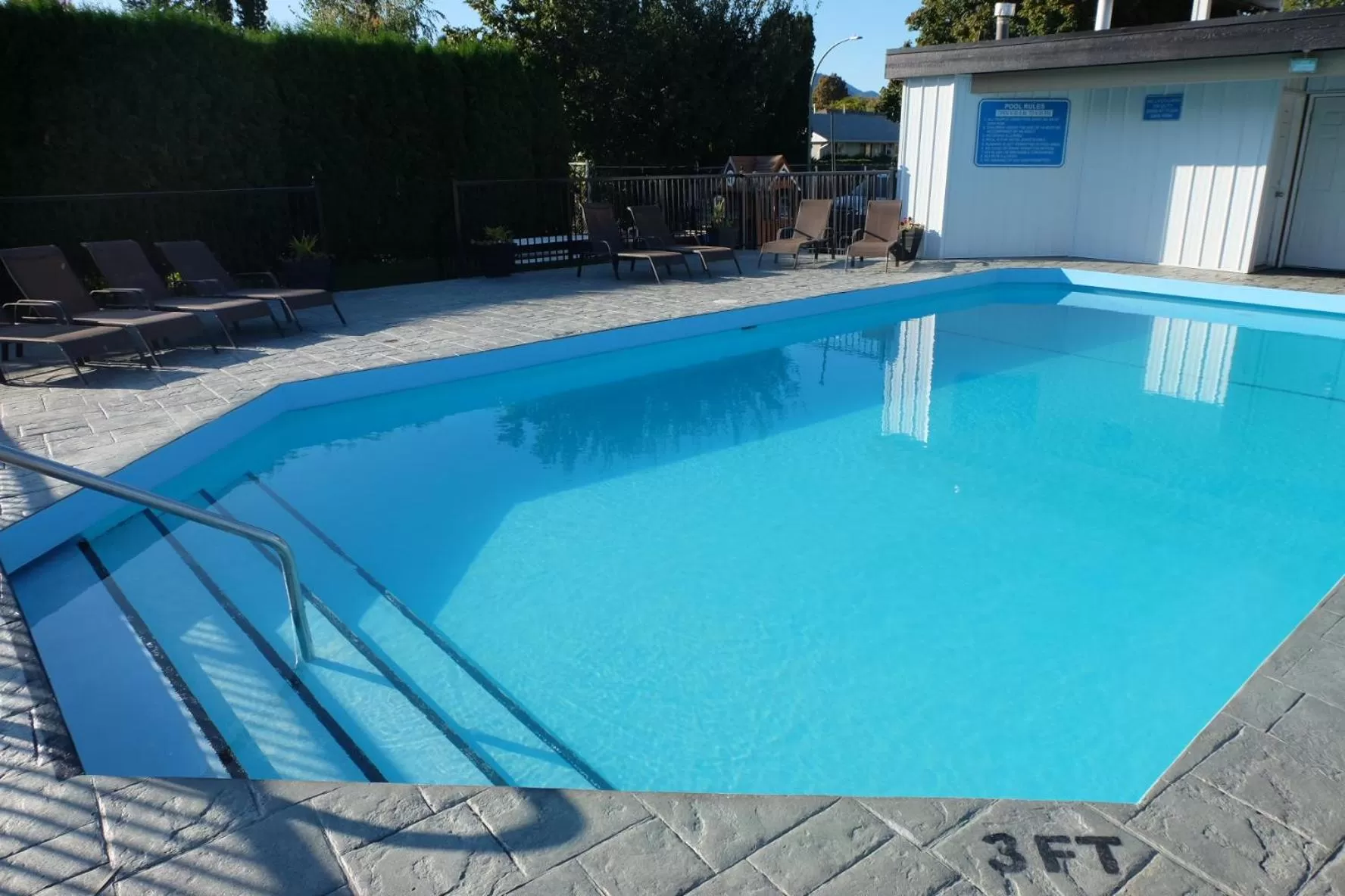 Swimming pool in Oasis Inn