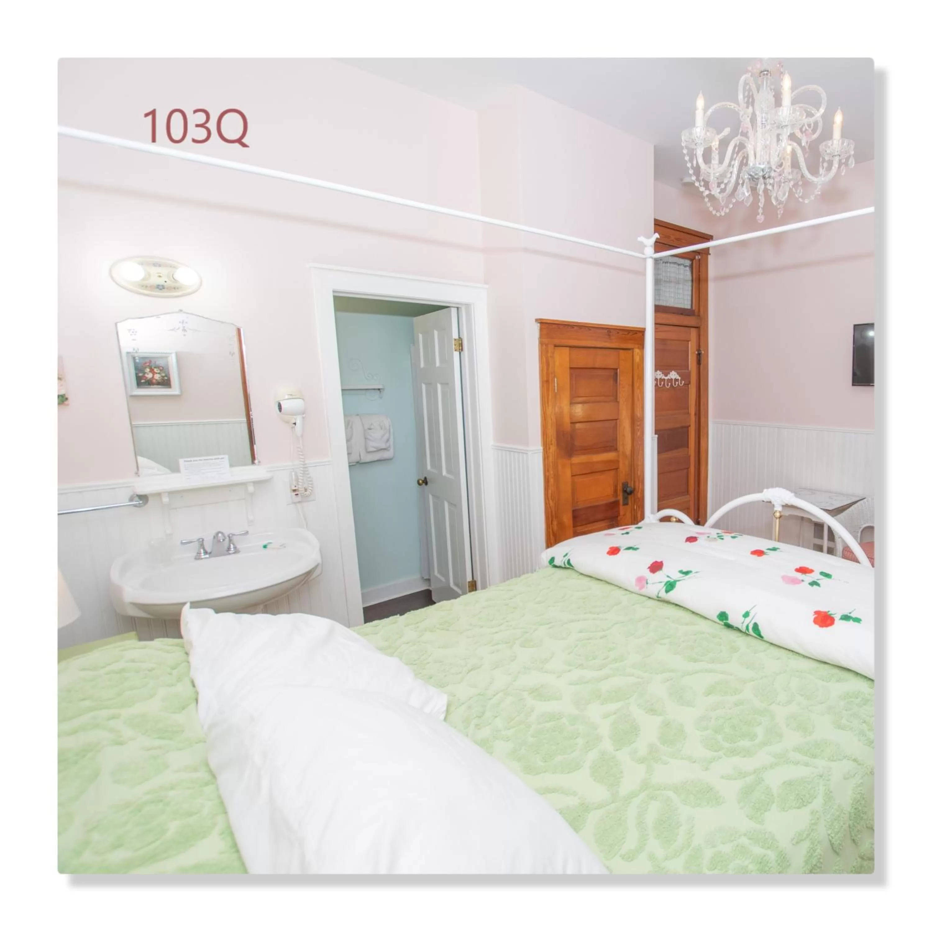 Bed in Terrace Inn and 1911 Restaurant