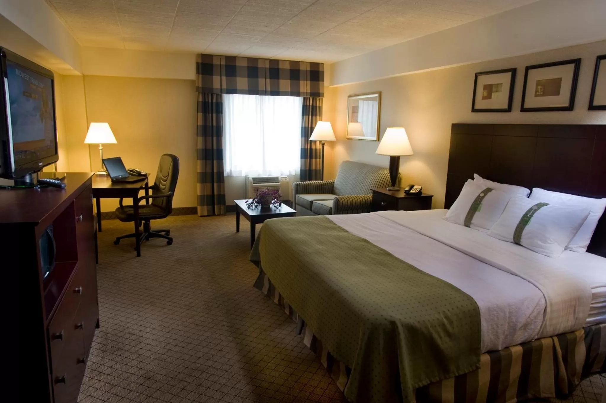 Photo of the whole room, Bed in Holiday Inn Johnstown-Downtown by IHG