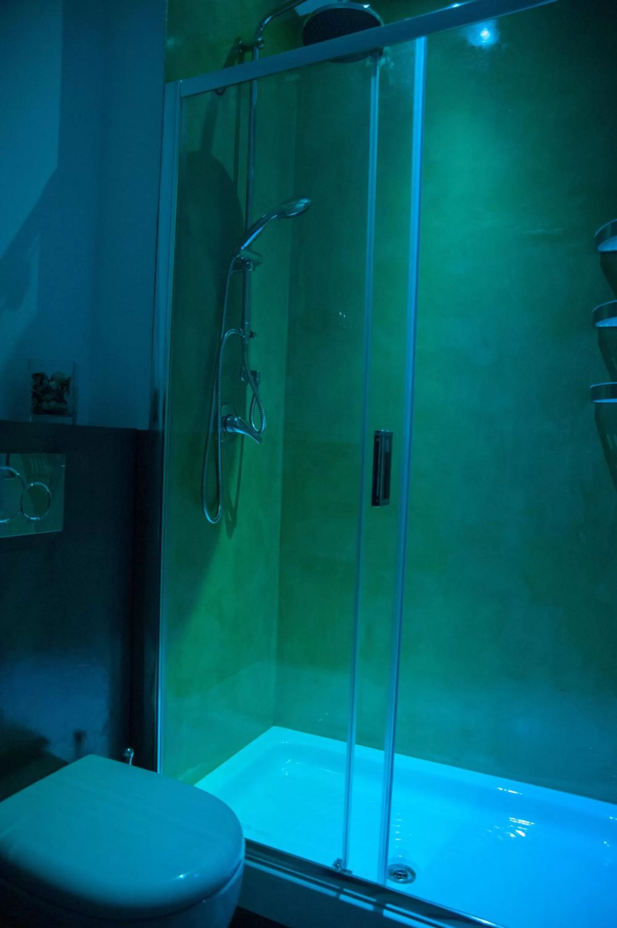 Shower in L'Opera Buffa