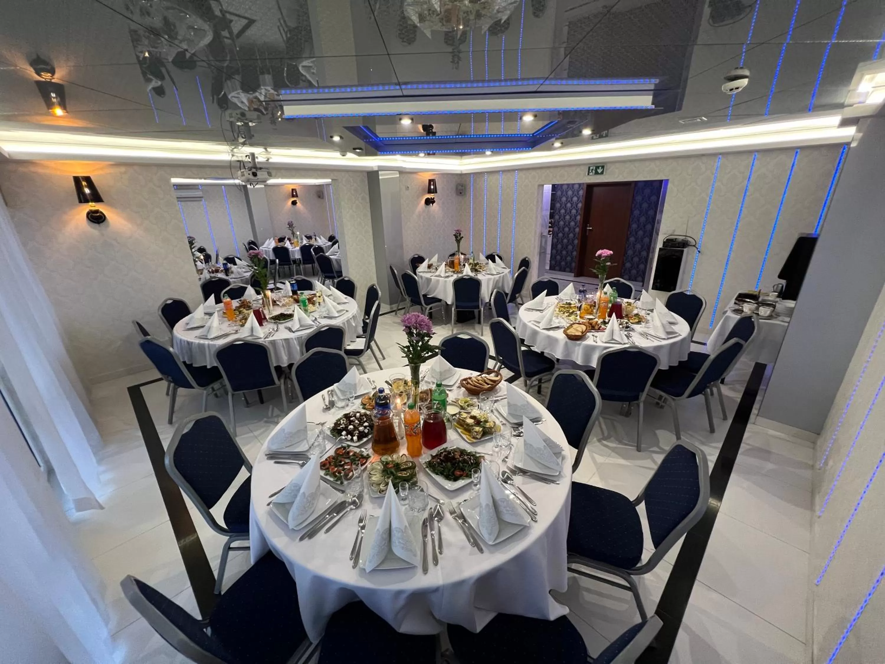 Restaurant/places to eat in Hotel Imperium