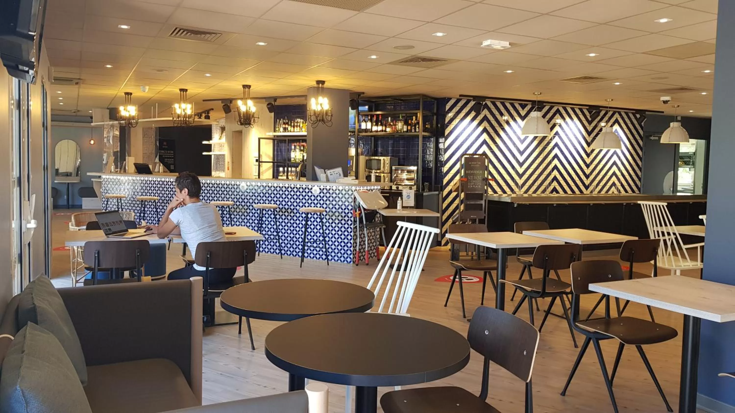 Restaurant/places to eat in ibis Manosque Cadarache