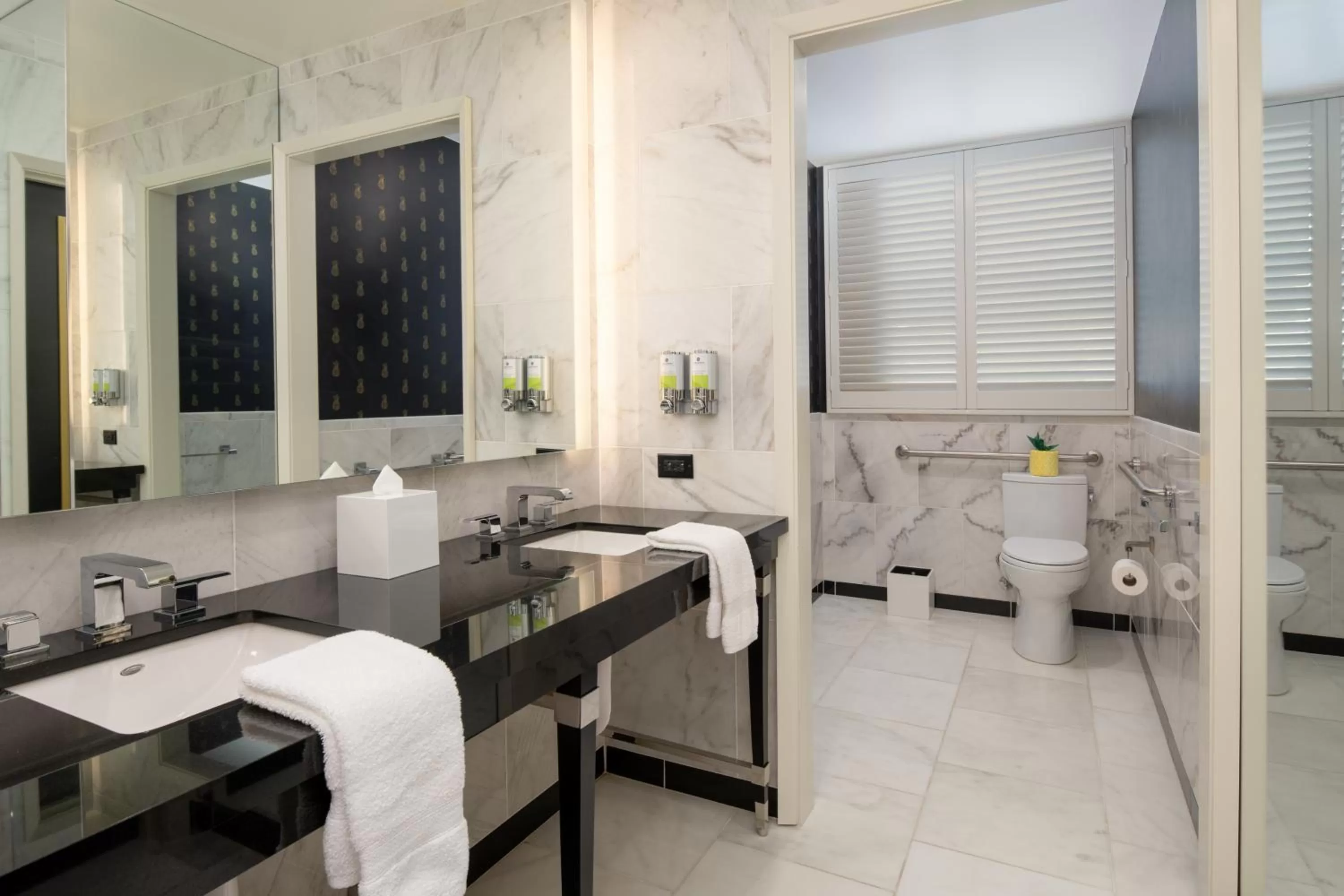 Bathroom, Bed in Staypineapple, An Elegant Hotel, Union Square