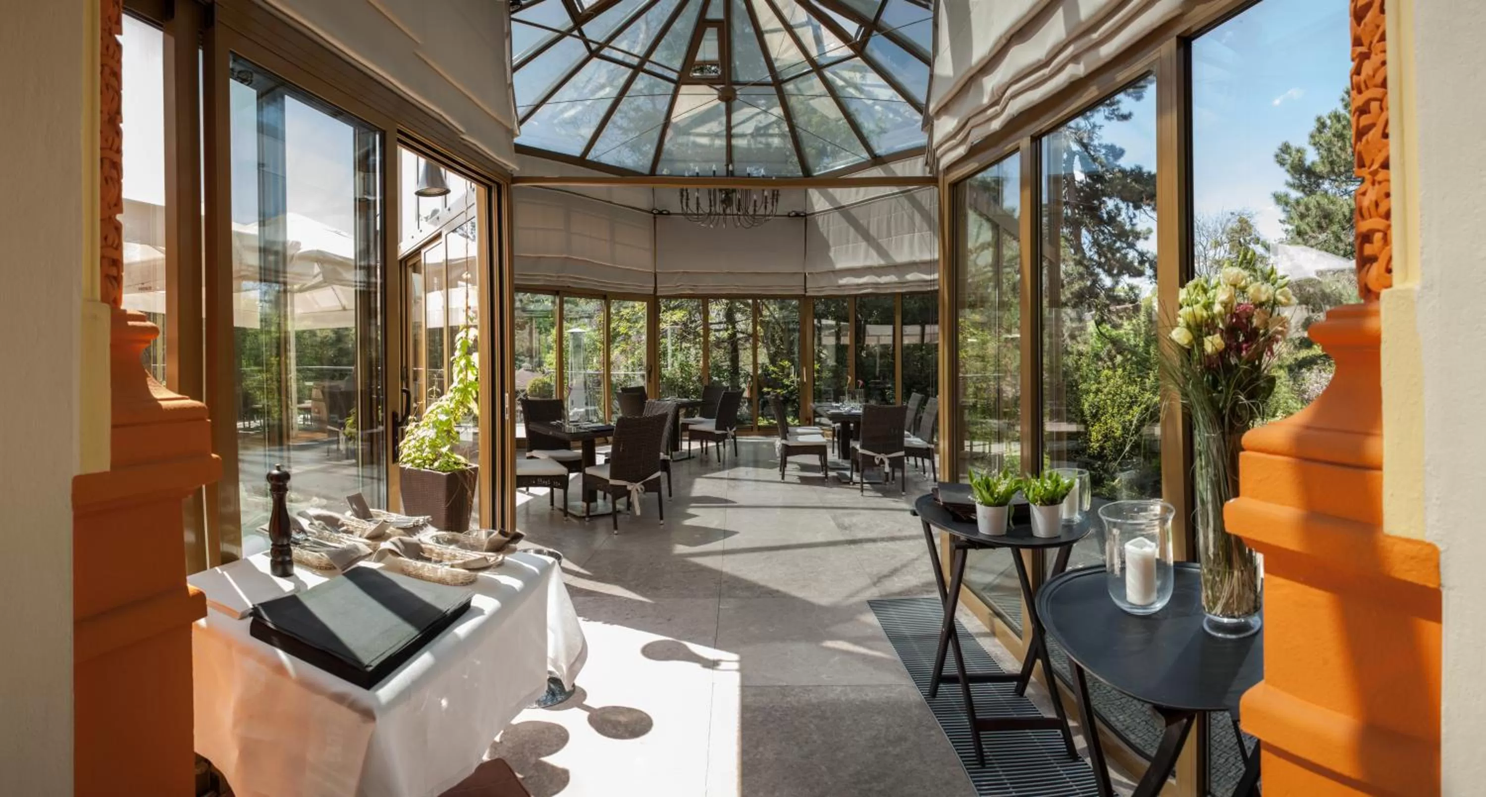 Restaurant/Places to Eat in Grape Hotel