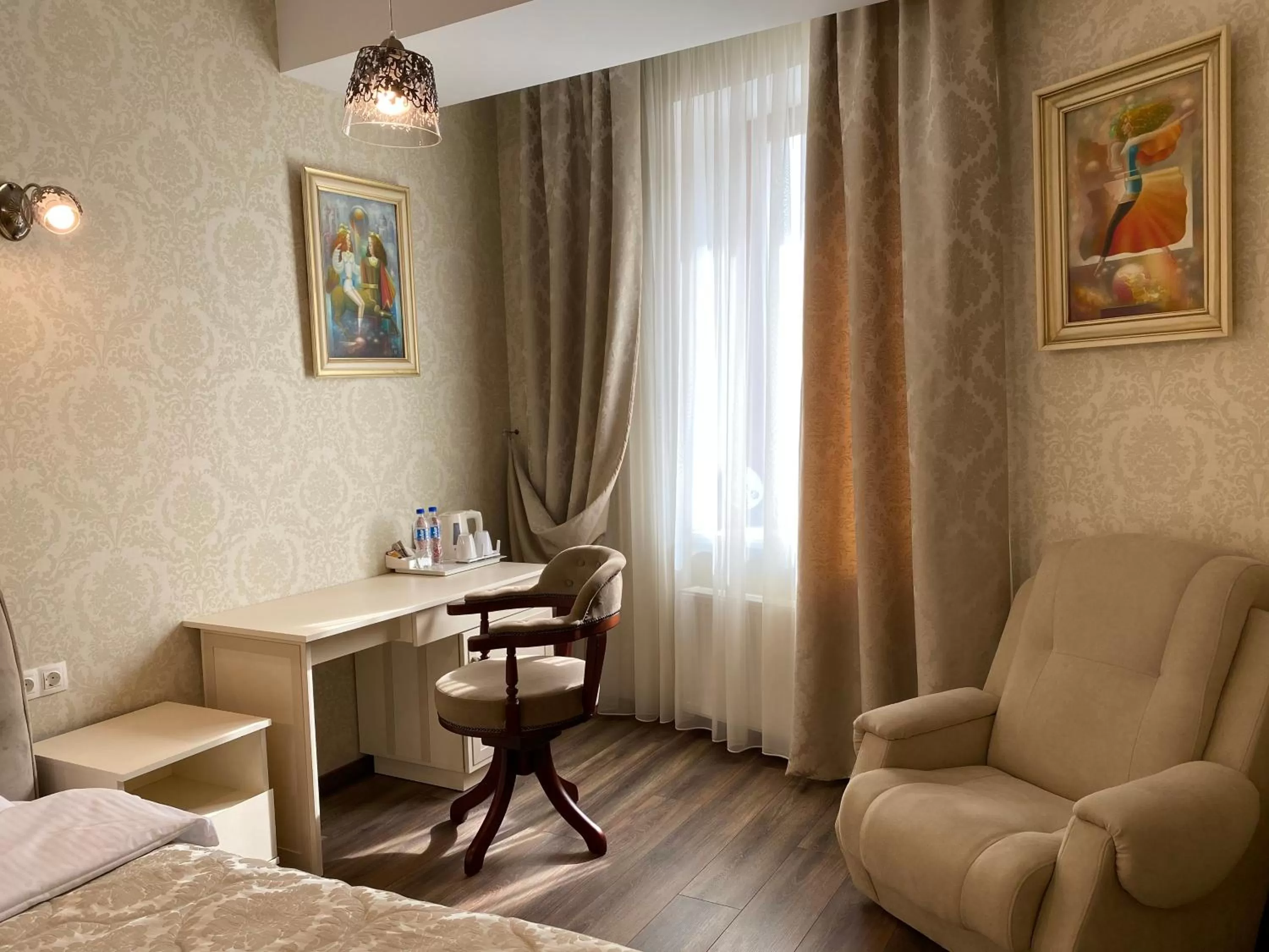 Living room, Bed in Hotel "Mandarin Clubhouse"