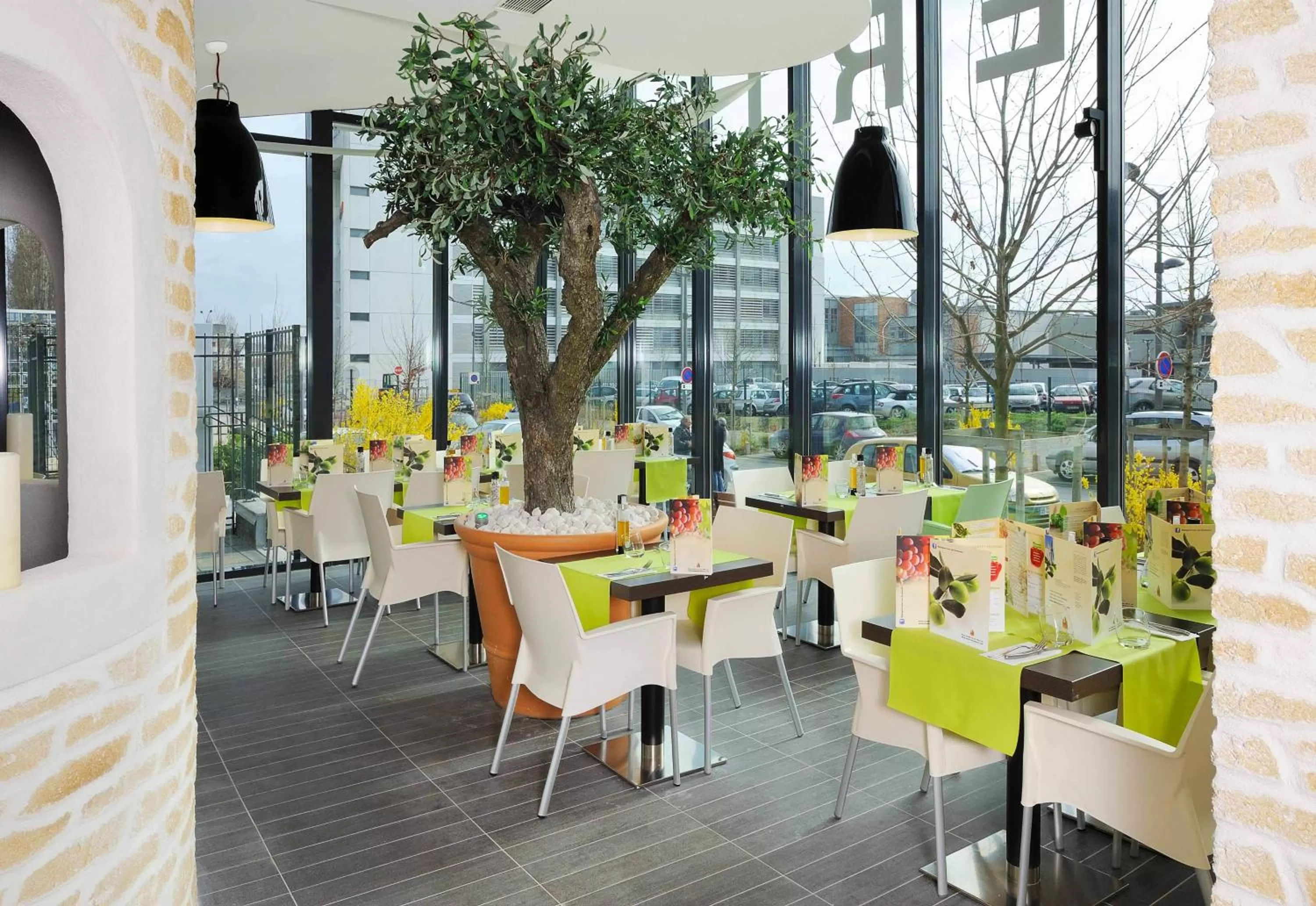 Restaurant/places to eat in Residhome Paris-Massy